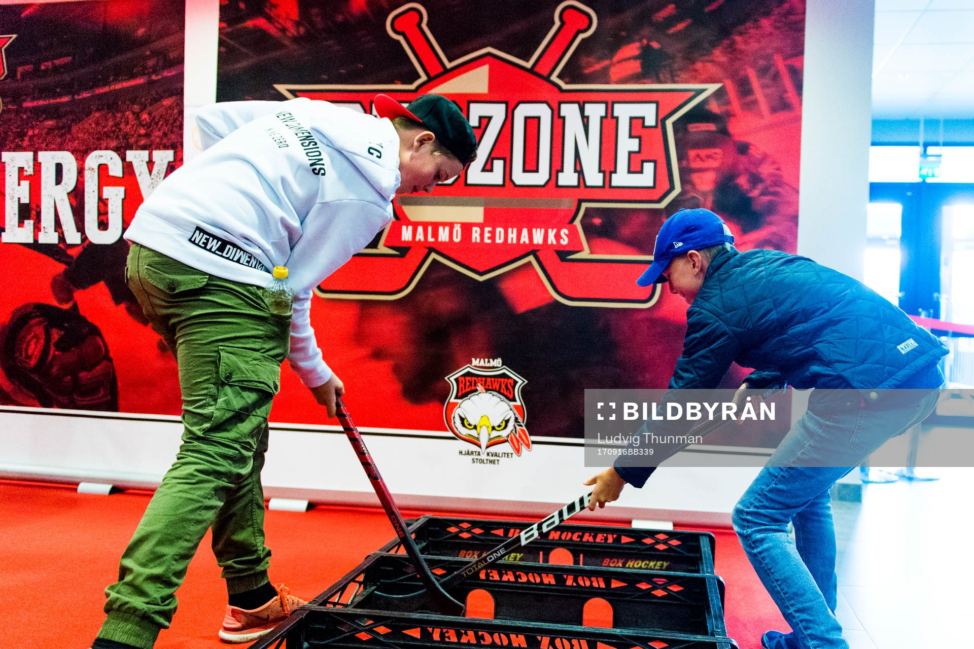 Supportrar spelar hockeyspel