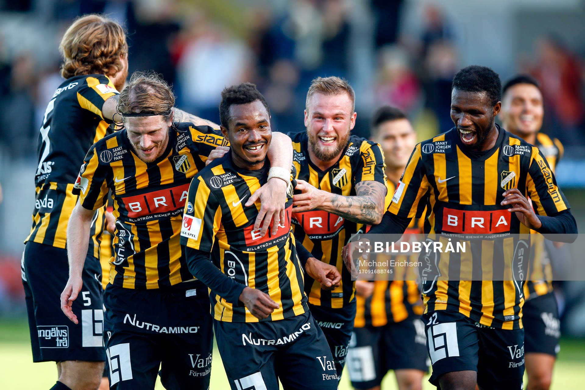 Häckens Nasiru Mohammed jublar med lagkamrater
