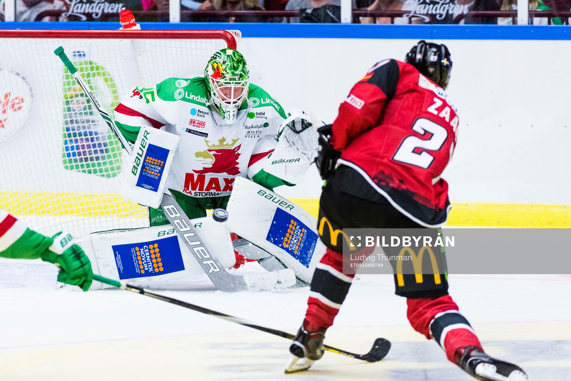 Malmö Redhawks Daniel Zaar gör 2-0 bakom Rögles målvakt