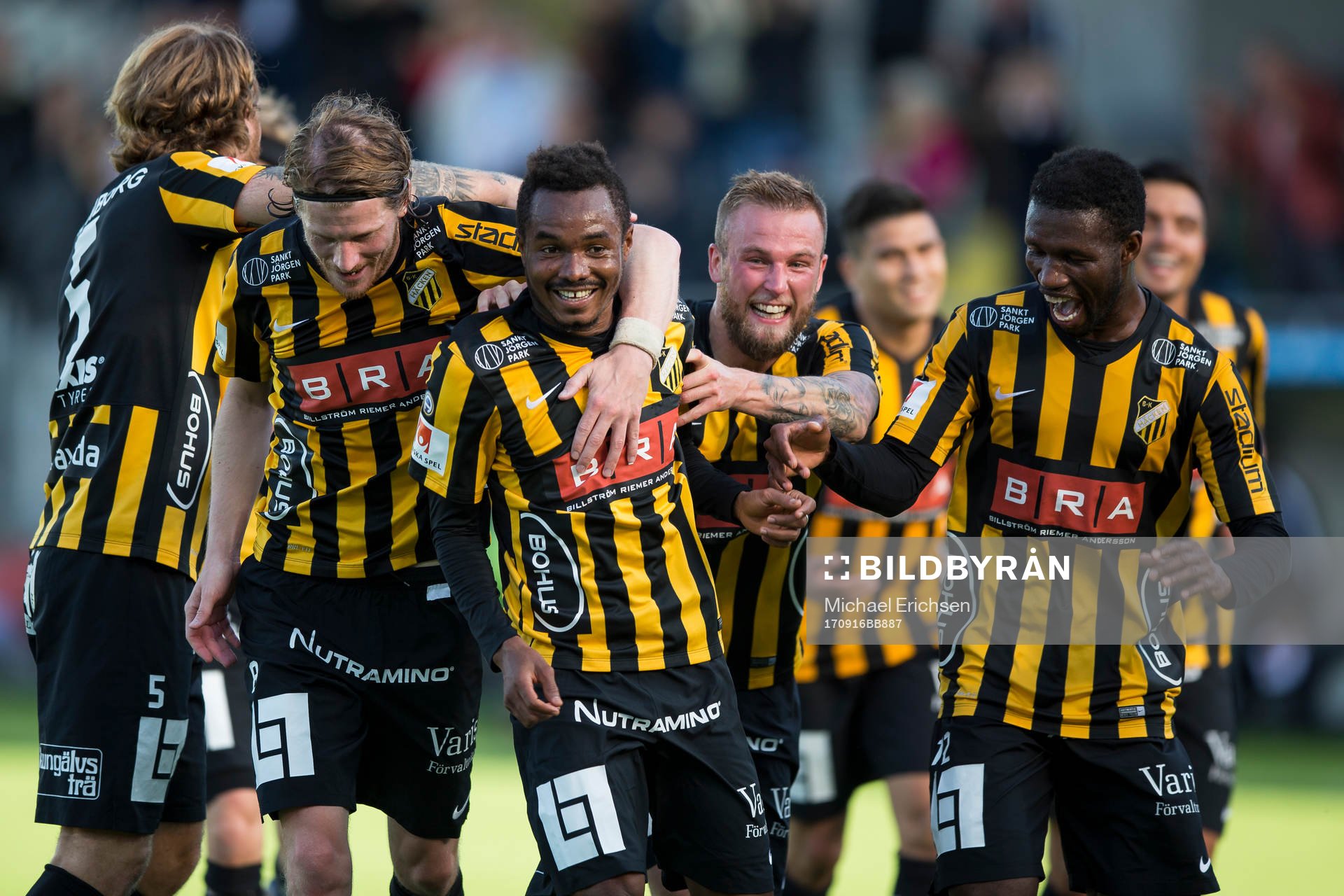 Häckens Nasiru Mohammed jublar ihop med Erik Friberg,