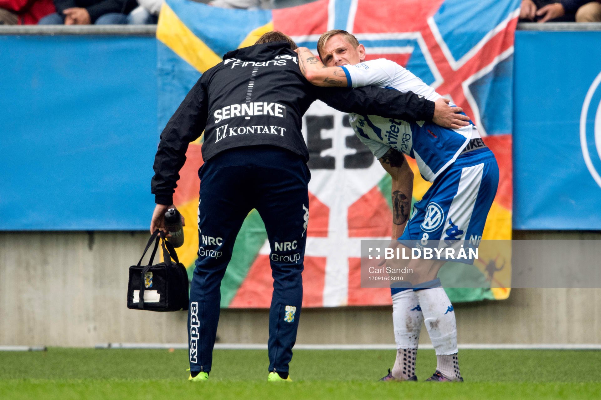 IFK Göteborgs Sören Rieks lämnar planen skadad
