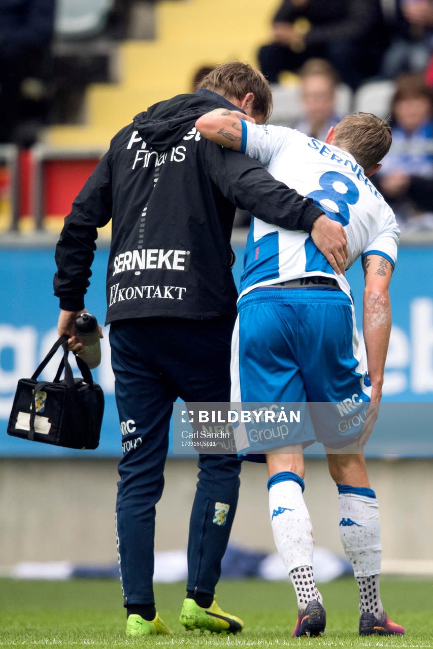 IFK Göteborgs Sören Rieks lämnar planen skadad