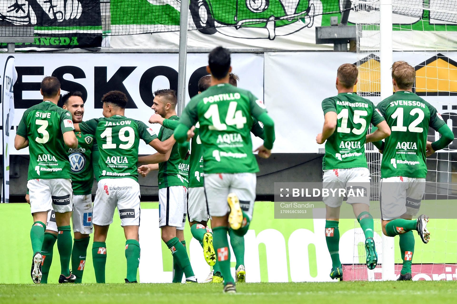 Jönköpings Dzenis Kozica jublar med lagkamrater efter 0-1 under fotbollsmatchen i Allsvenskan mellan IFK Göteborg och Jönköping den 16 september 2017 i Göteborg.