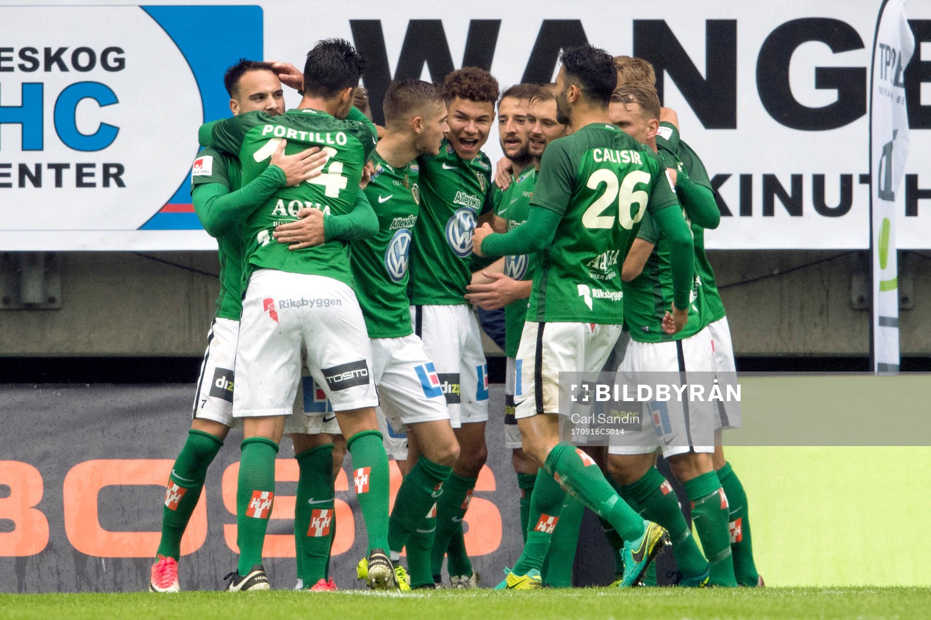 Jönköpings Dzenis Kozica jublar med lagkamrater