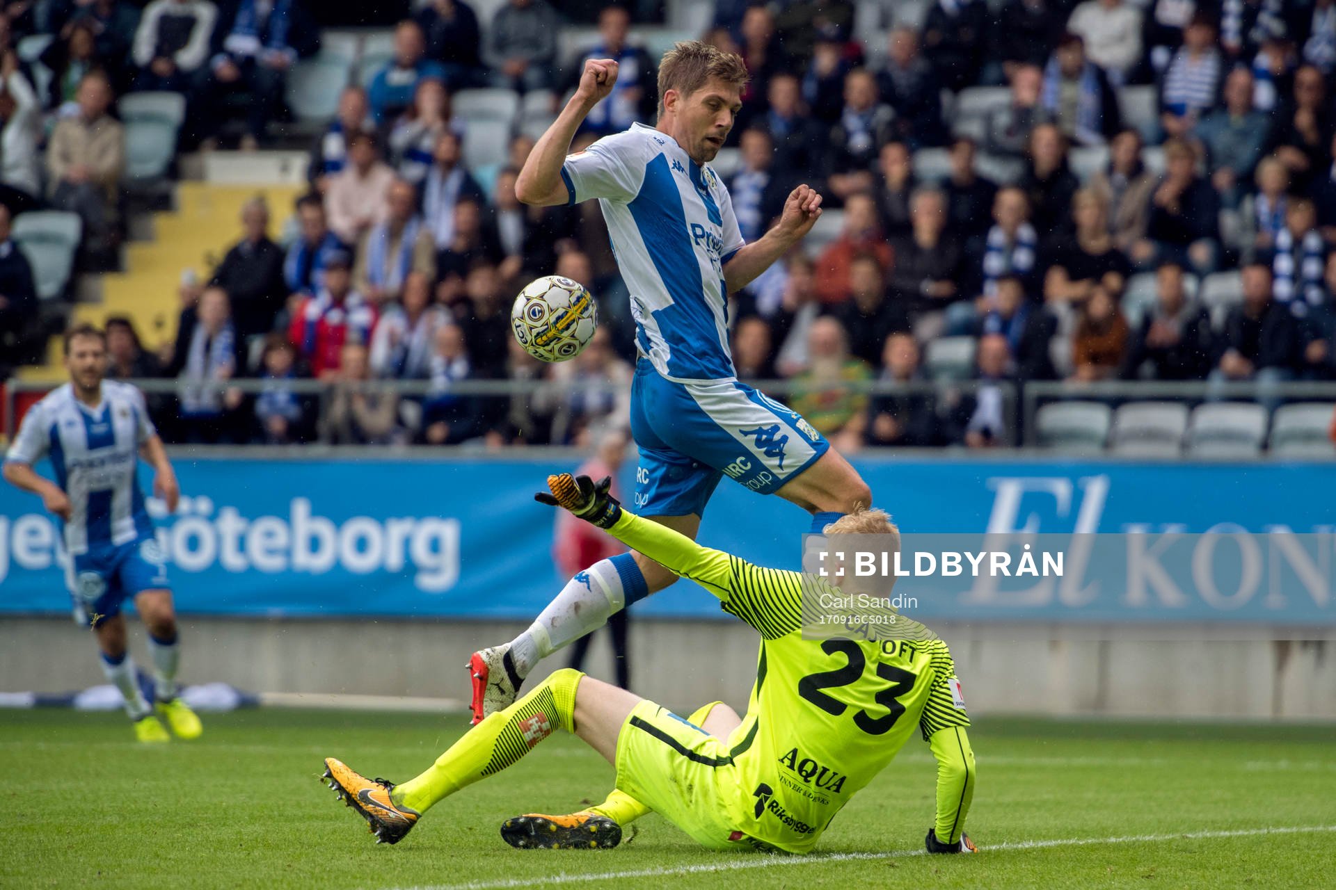 IFK Göteborgs i16+kommer fri mot Jönköpings målvakt