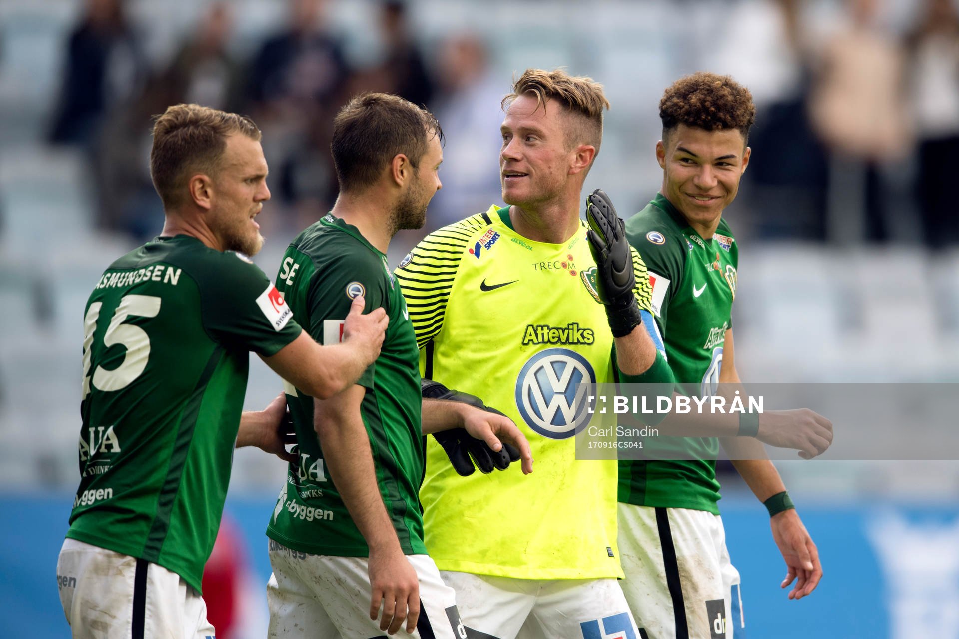 Jönköpings Tommy Thelin i målvaktströja jublar