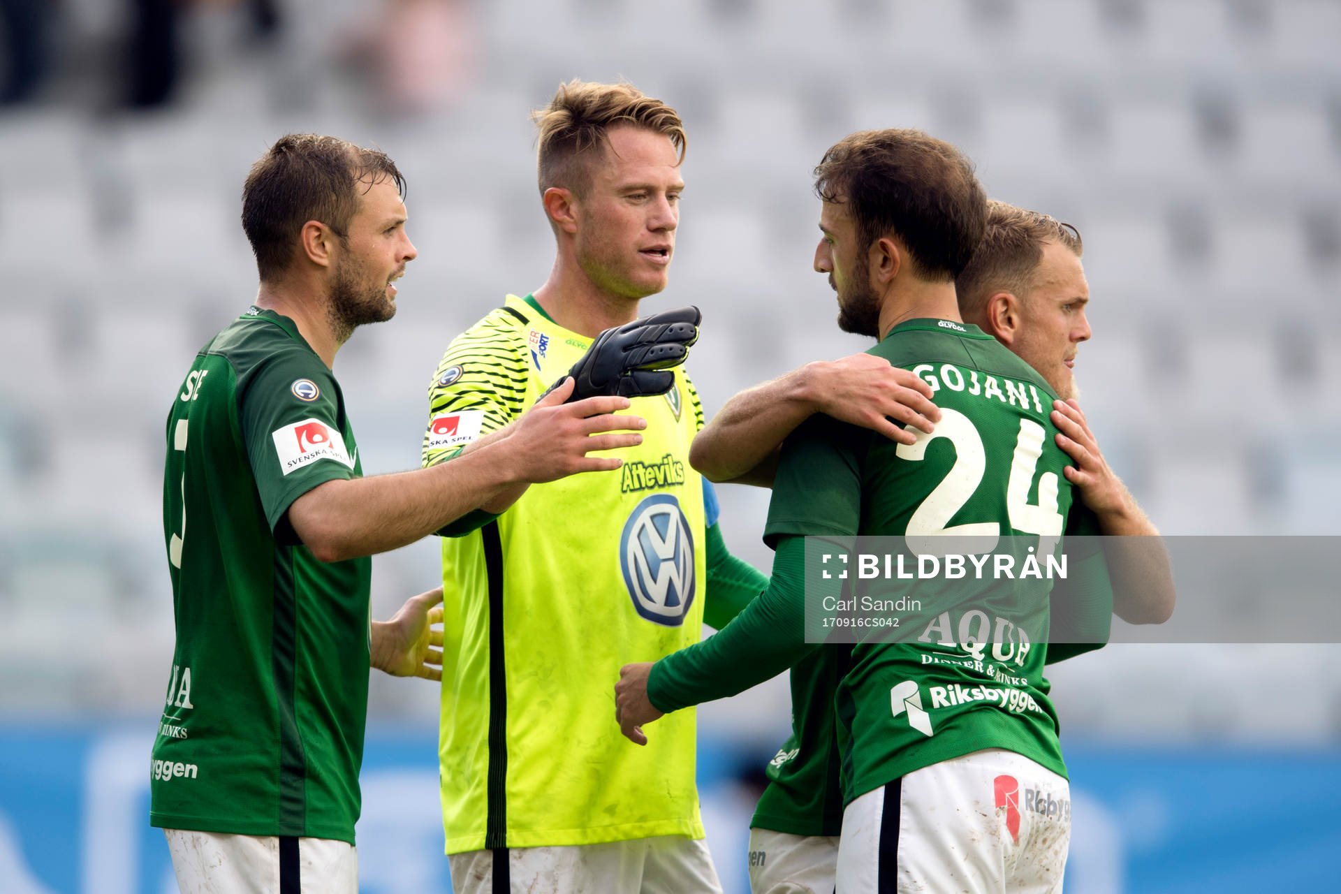 Jönköpings Tommy Thelin i målvaktströja jublar