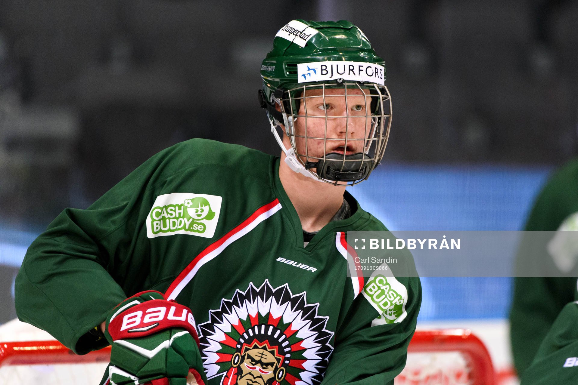 Frölundas Rasmus Dahlin värmer upp innan ishockeymatchen