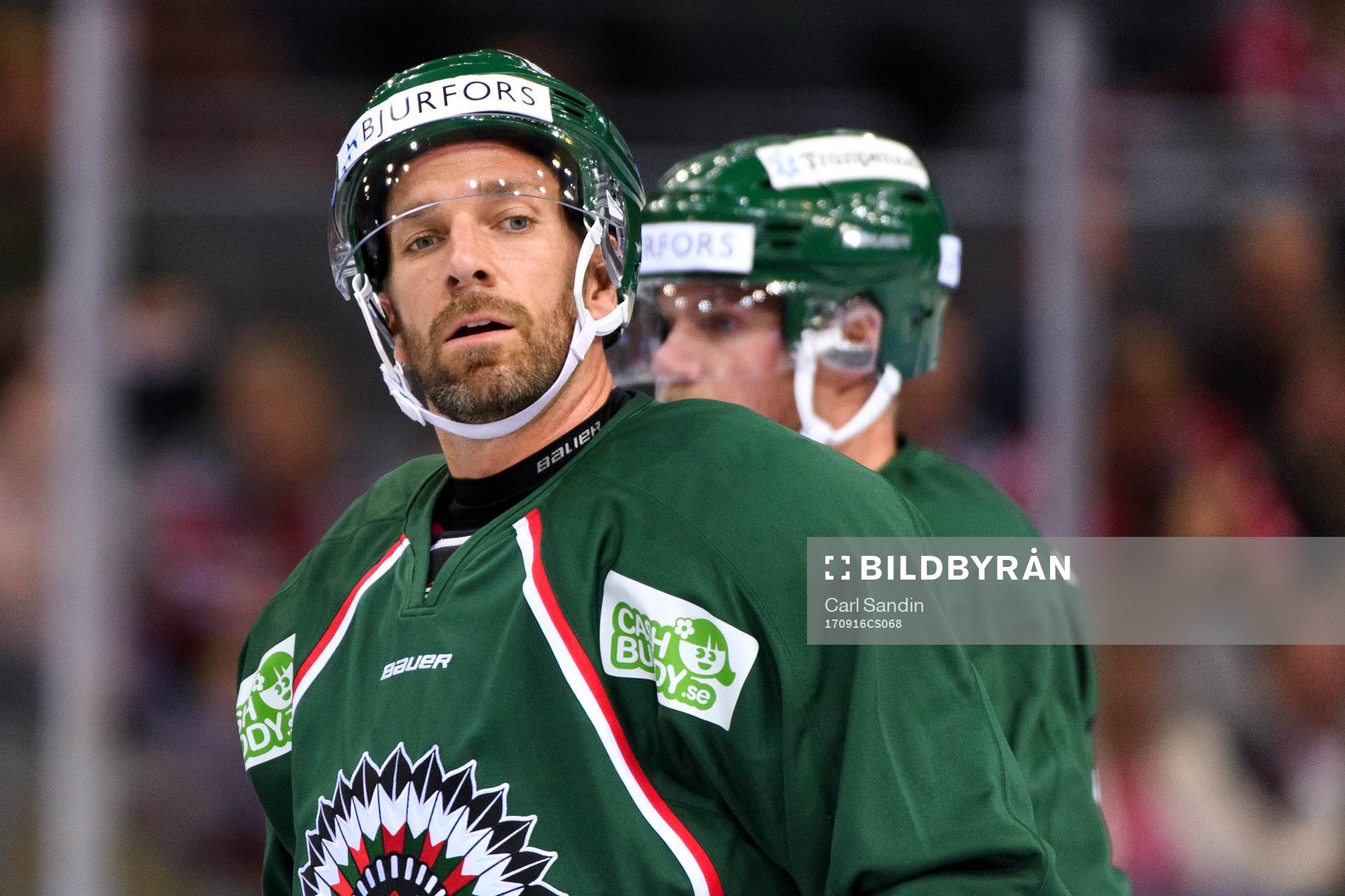 Frölundas Joel Lundqvist värmer upp innan ishockeymatchen