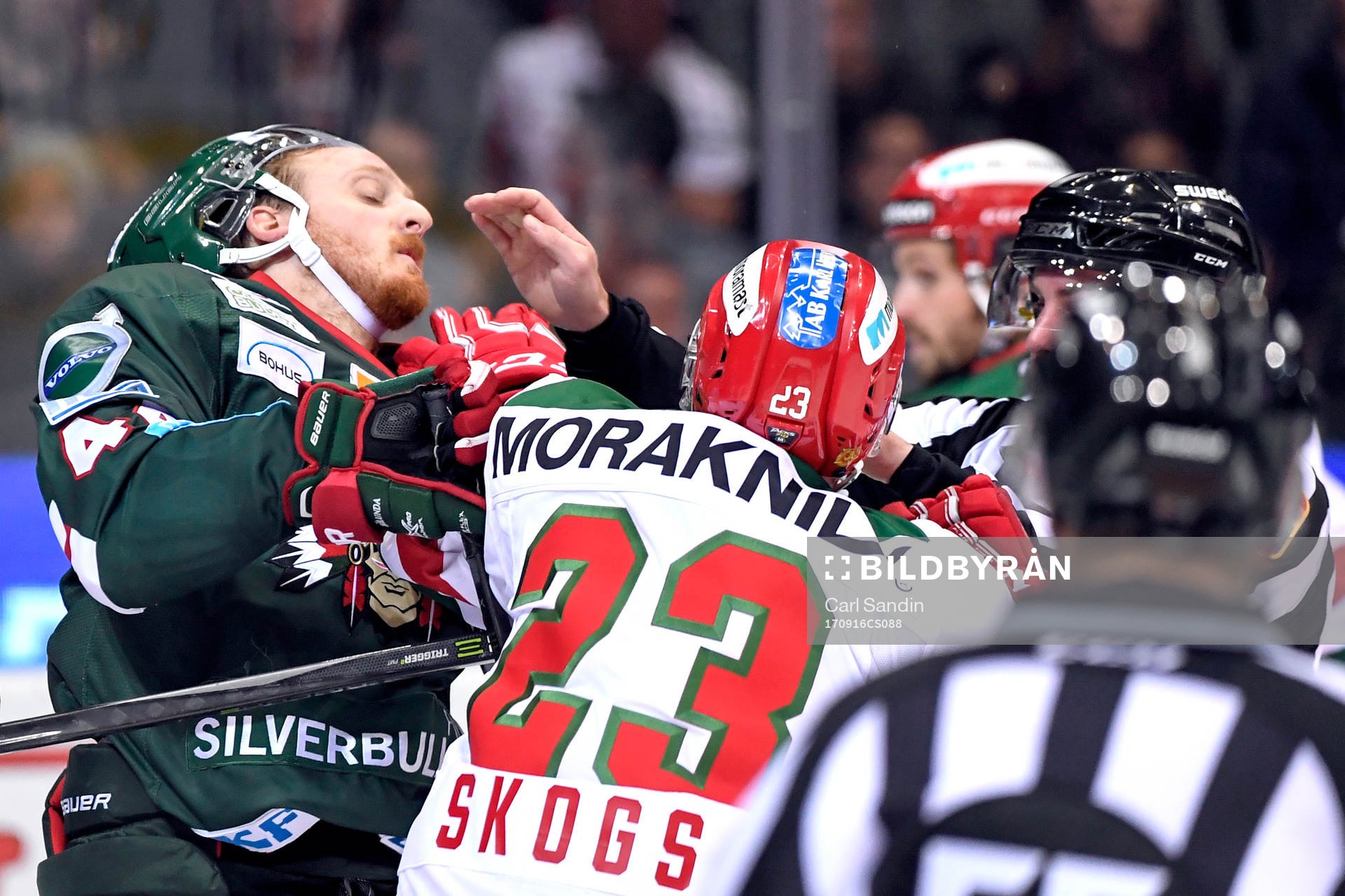 Frölundas Pontus Widerström och Moras Tomas Skogs i ett