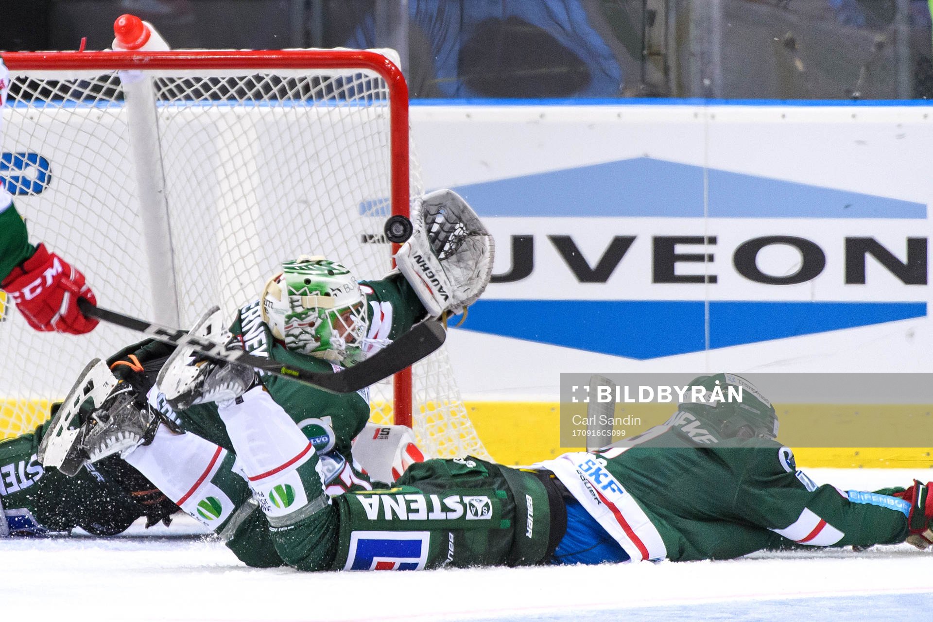 Frölundas målvakt Johan Gustafsson räddar en puck