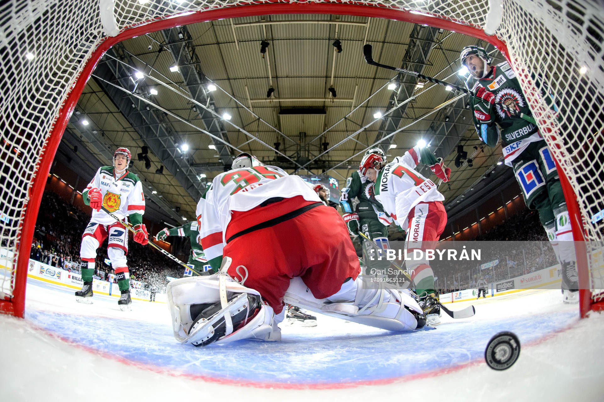 Frölundas Ryan Lasch (ej i bild) för 2-2 bakom Moras
