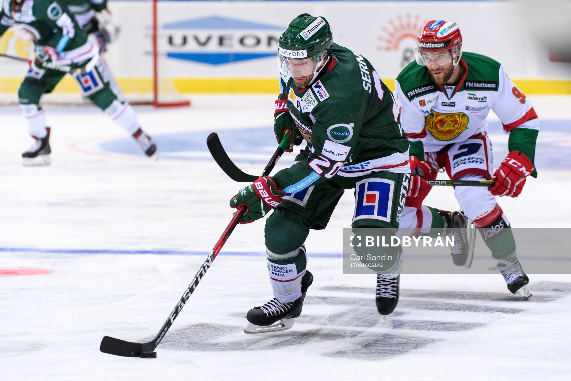 Frölundas Joel Lundqvist jagas av Moras Jacob Lagac