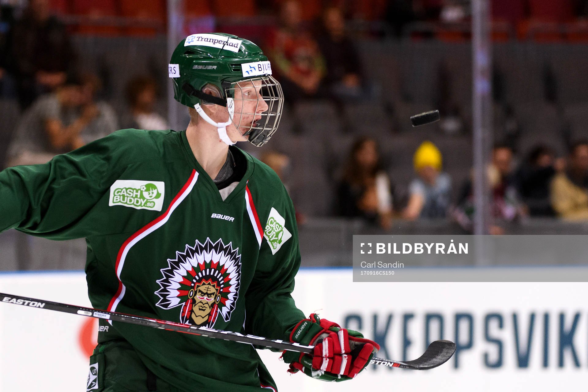 Frölundas Rasmus Dahlin värmer upp innan ishockeymatchen