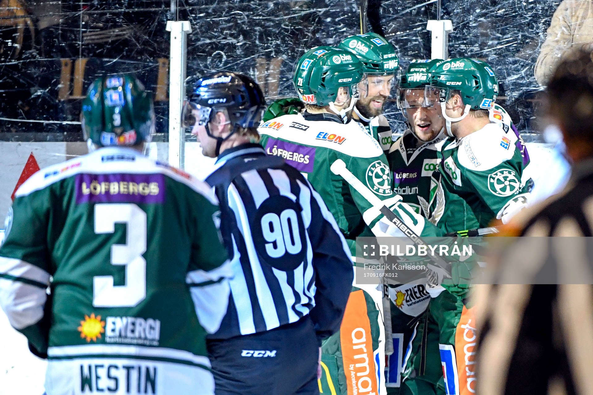 Färjestads Rasmus Asplund jublar med lagkamrater