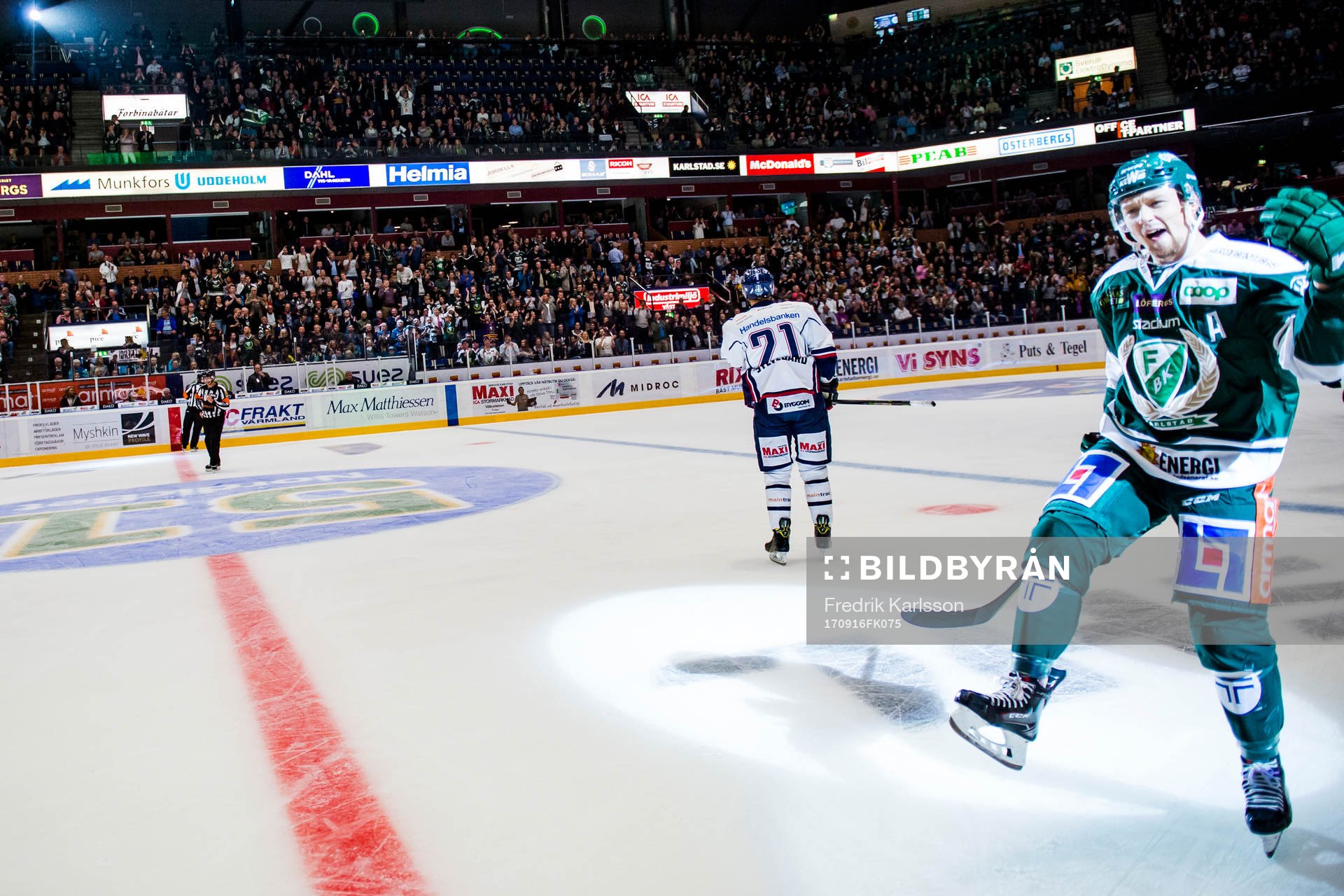 Färjestads Rasmus Asplund jublar