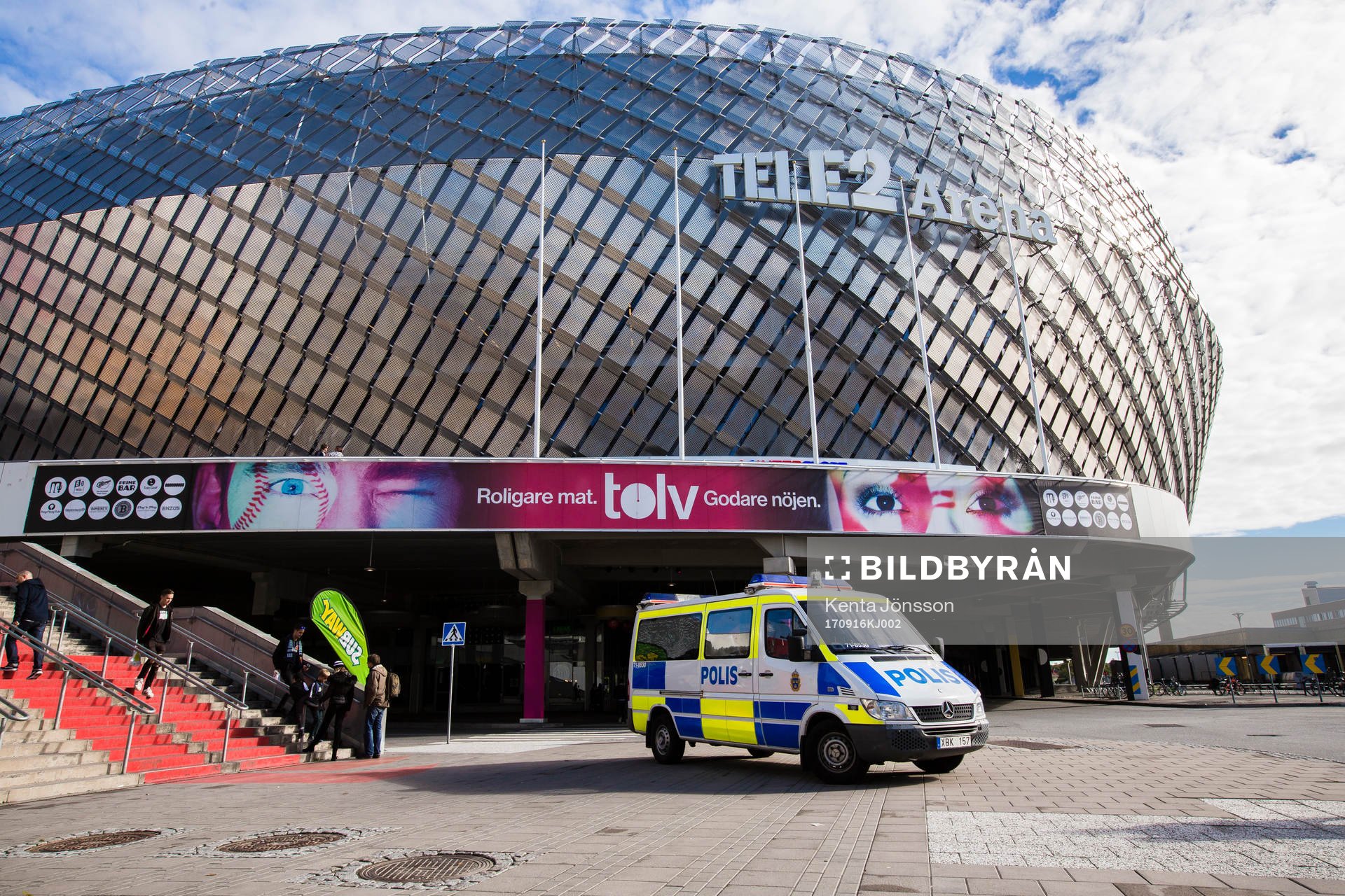 En polisbil utanför Tele2 Arena innan fotbollsmatchen i