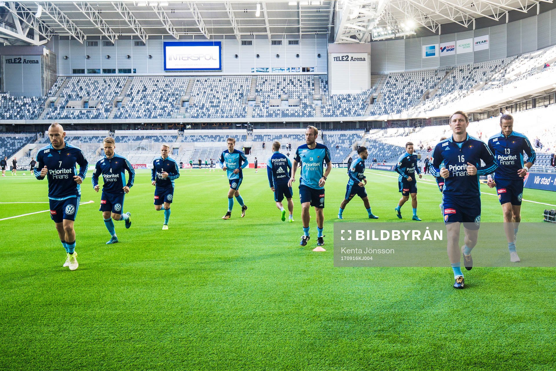 Djurgårdens spelare värmer upp innan fotbollsmatchen i