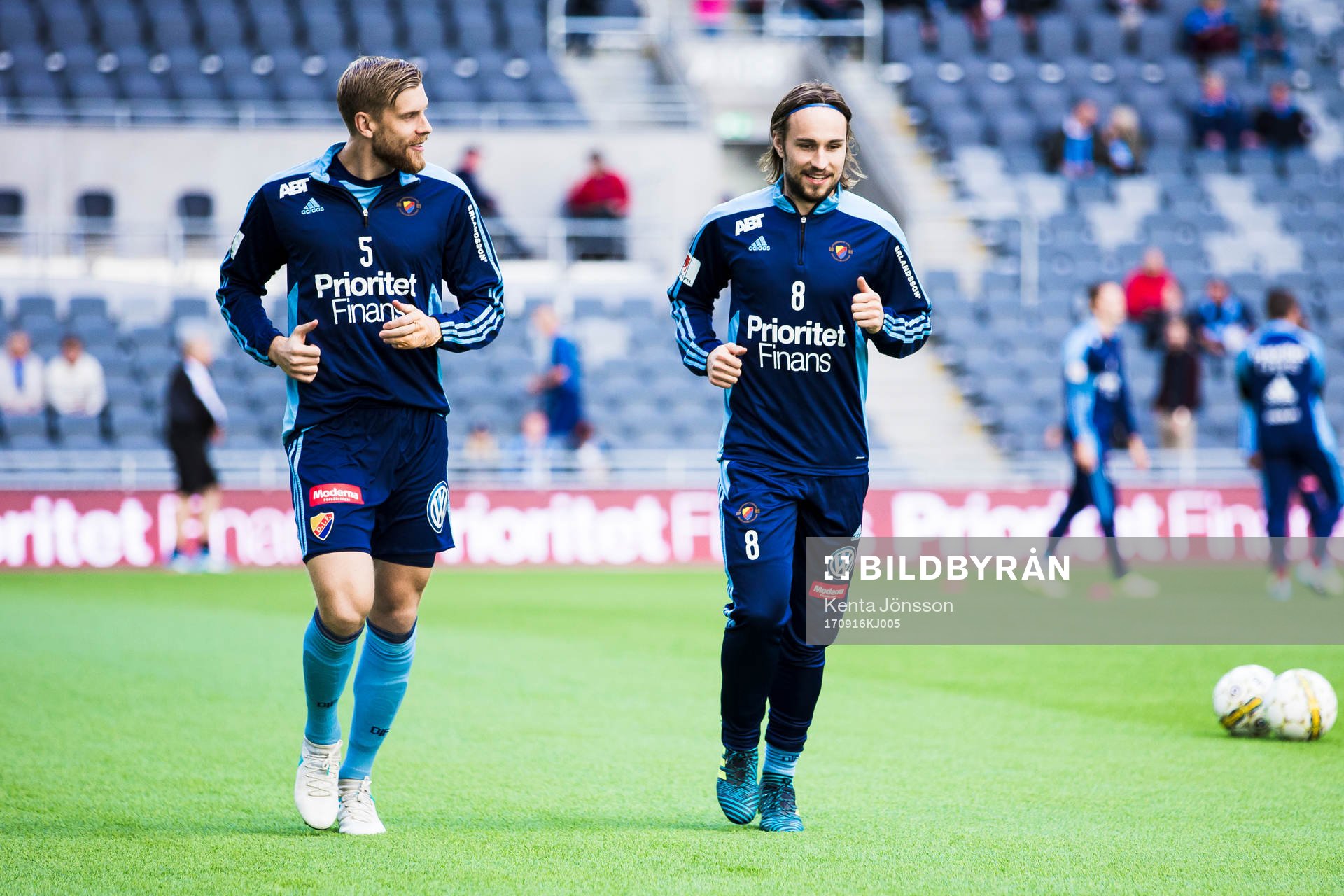 Djurgårdens Niklas Gunnarsson och Kevin Walker värmer upp