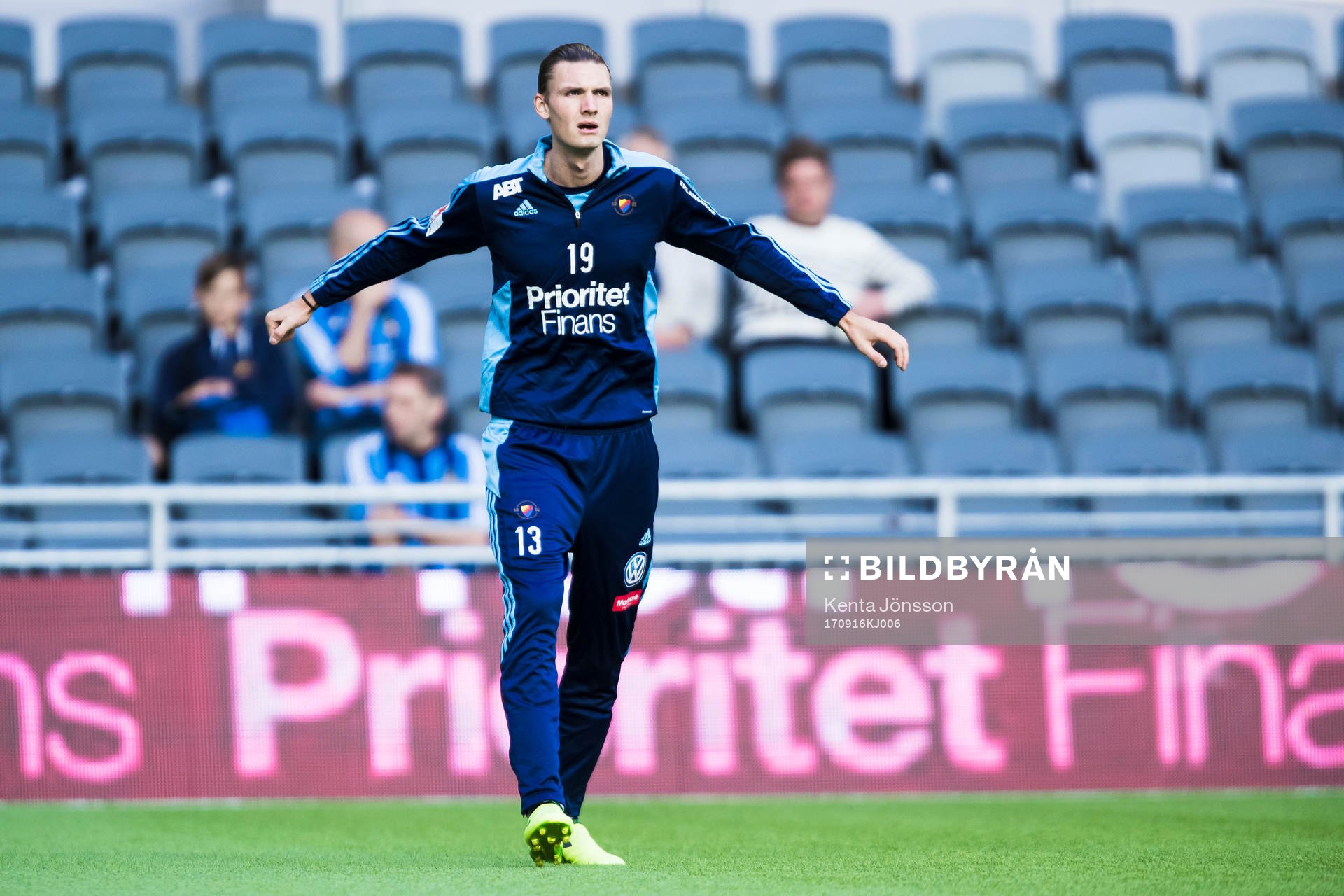 Djurgårdens Julian Kristoffersen innan fotbollsmatchen i
