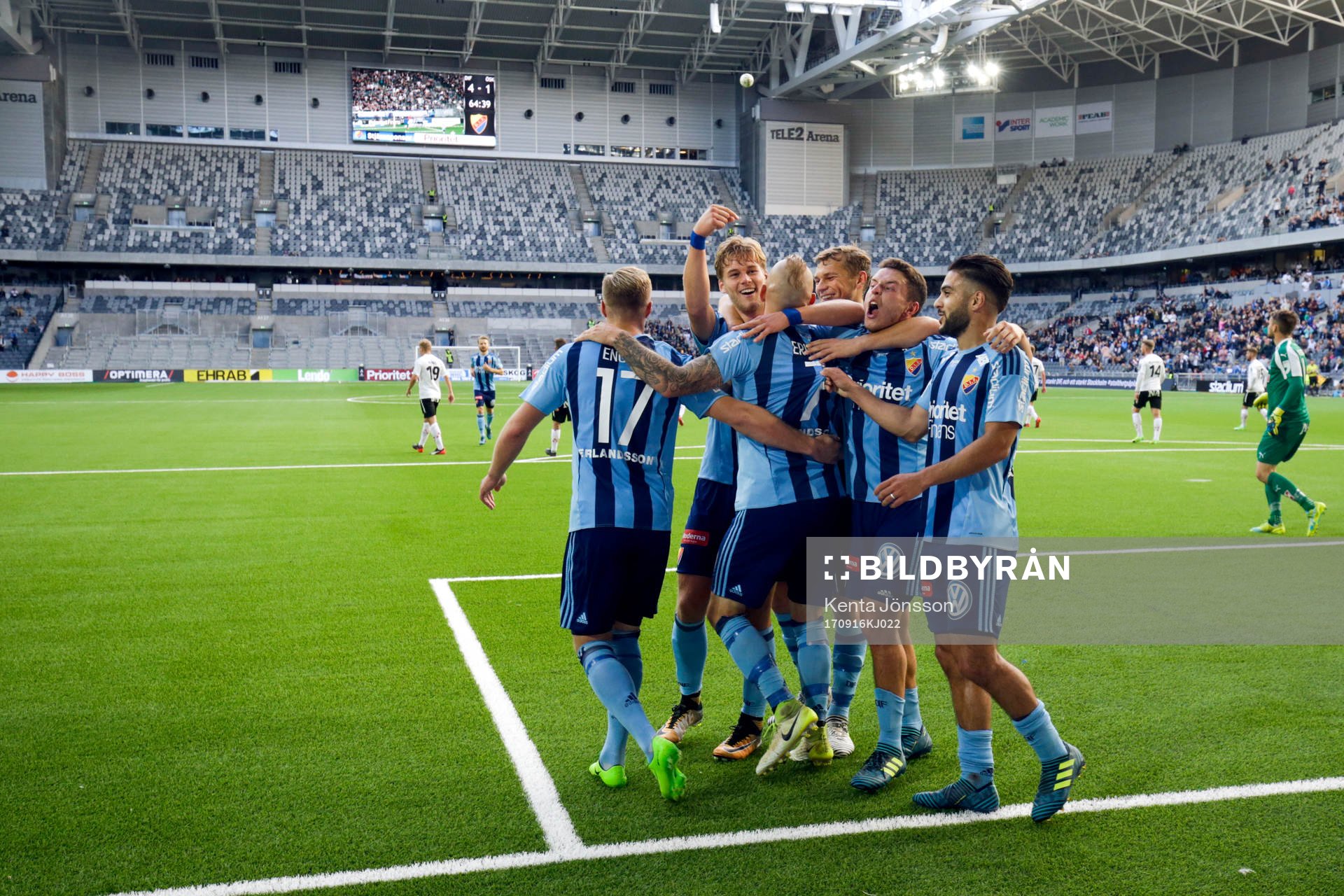 Djurgårdens Magnus Eriksson jublar med lagkamrater