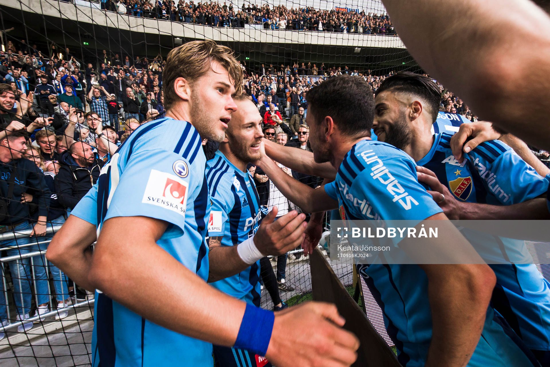 Djurgårdens Magnus Eriksson jublar med Felix Beijmo och