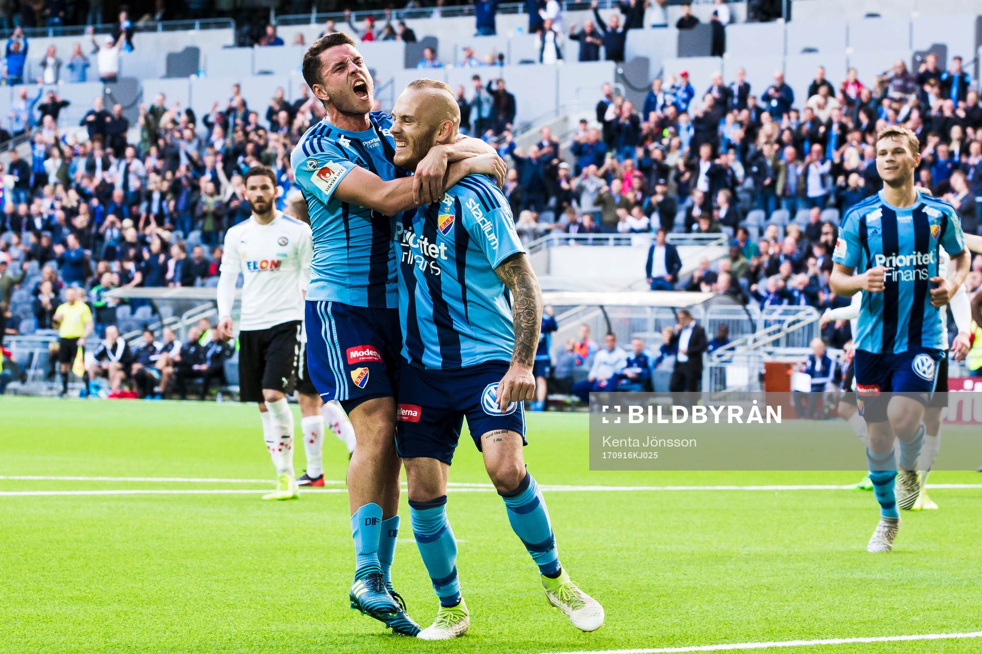 Djurgårdens Magnus Eriksson jublar med Kerim Mrabti