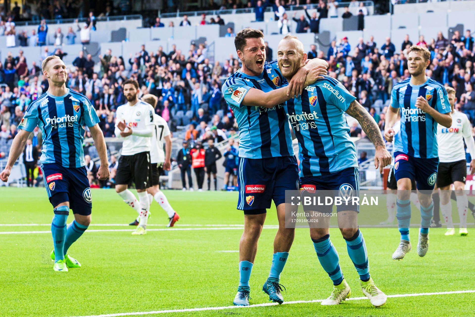 Djurgårdens Magnus Eriksson jublar med Kerim Mrabti