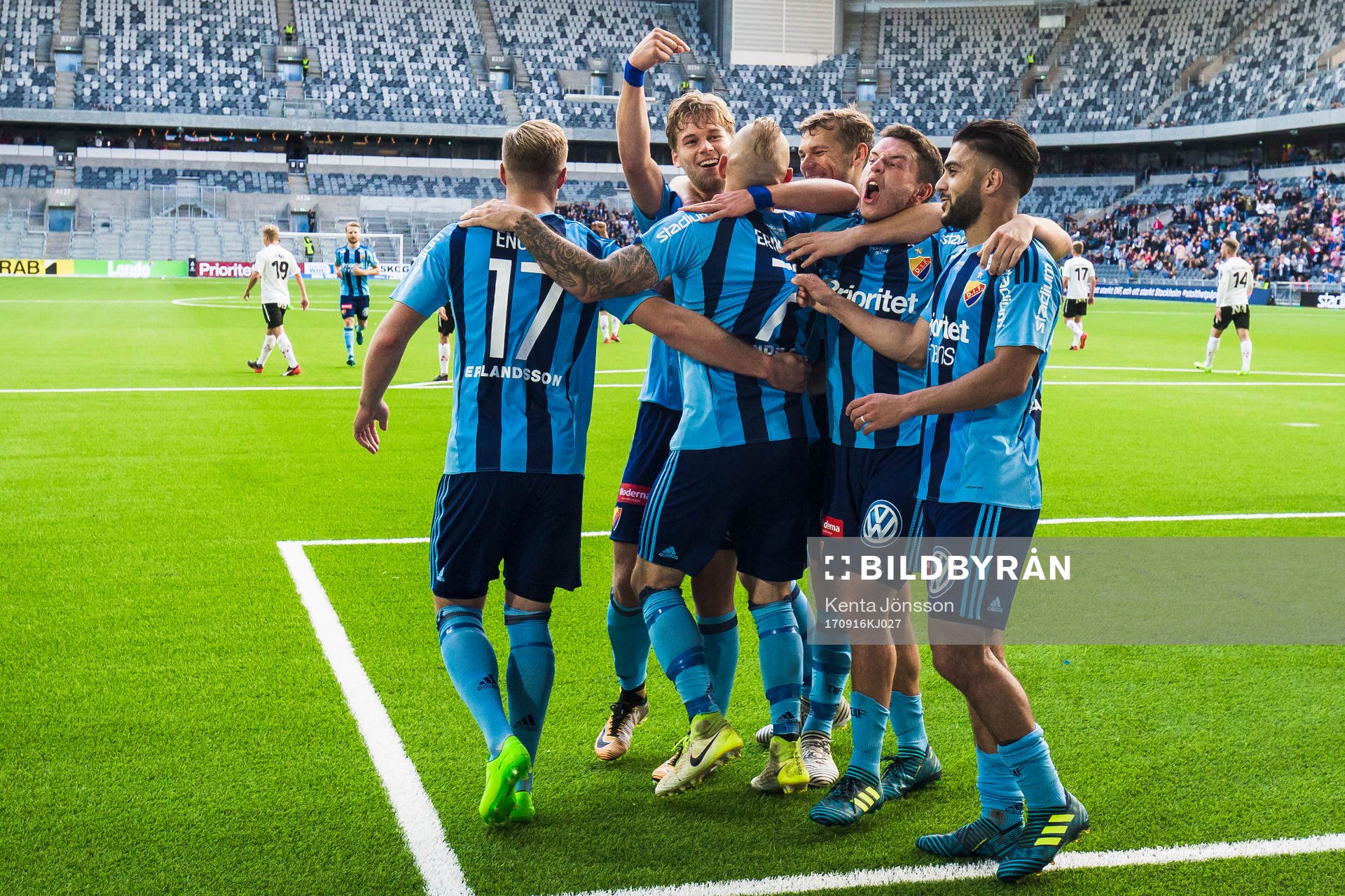 Djurgårdens Magnus Eriksson jublar med Felix Beijmo ,