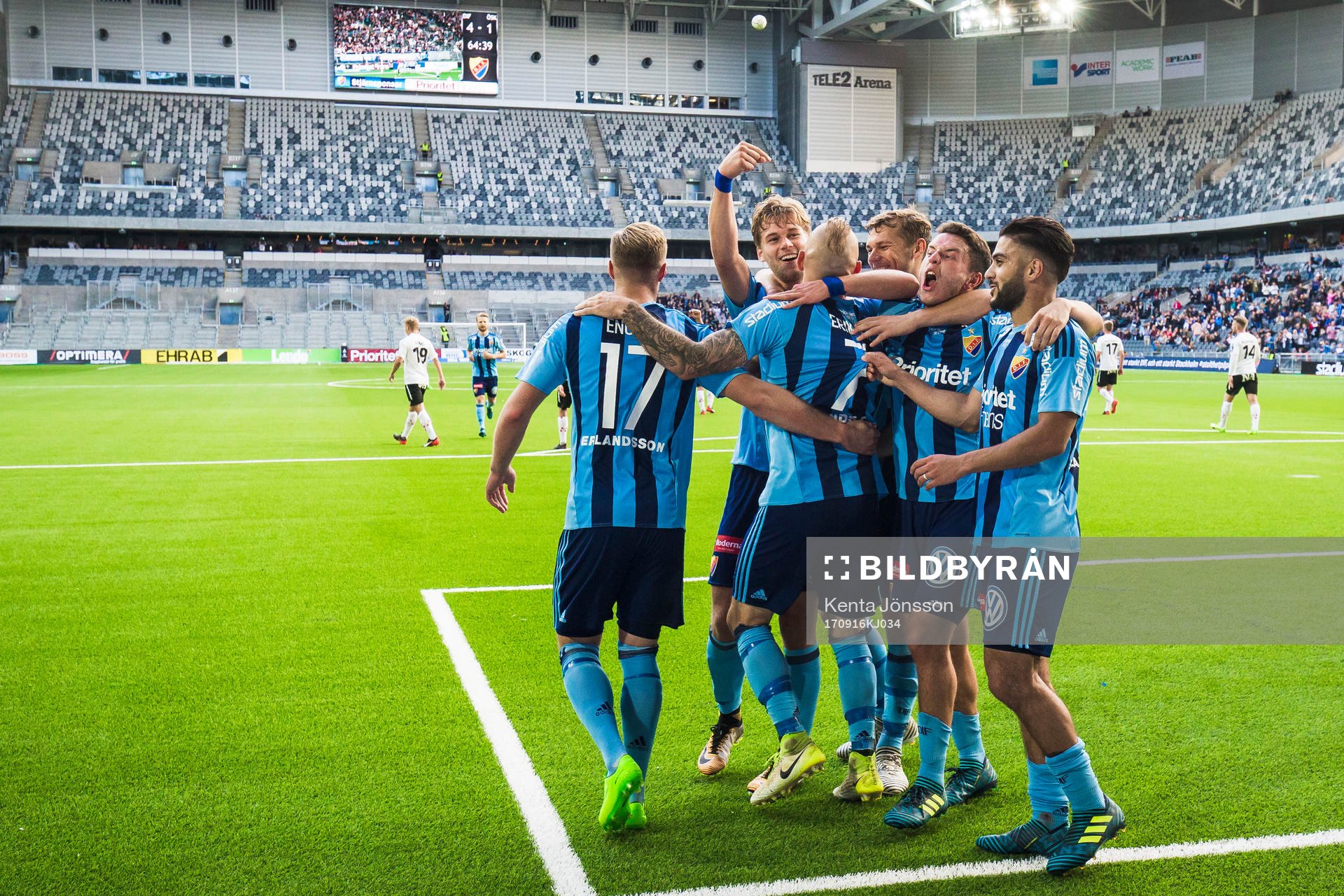 Djurgårdens Magnus Eriksson jublar med Felix Beijmo ,