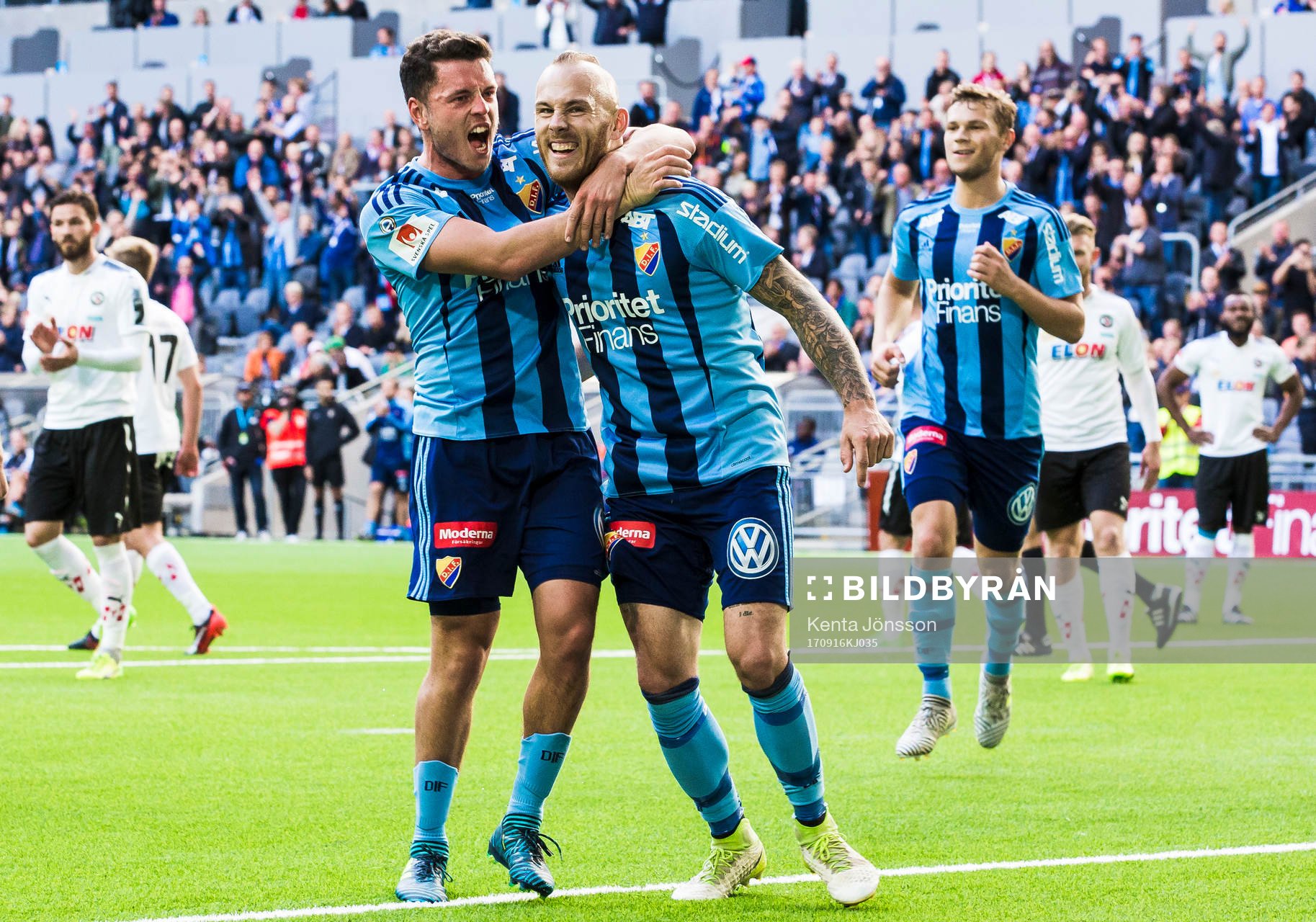Djurgårdens Magnus Eriksson jublar med Kerim Mrabti