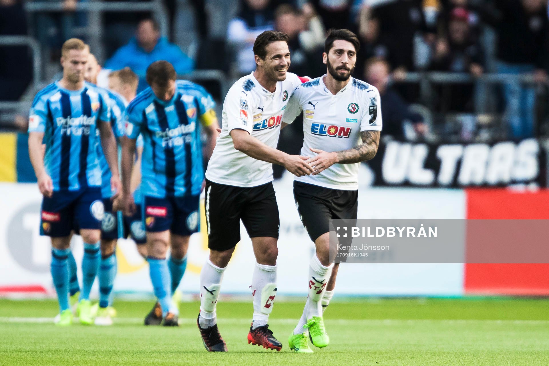Örebros Nahir Besara jublar med Nordin Gerzic
