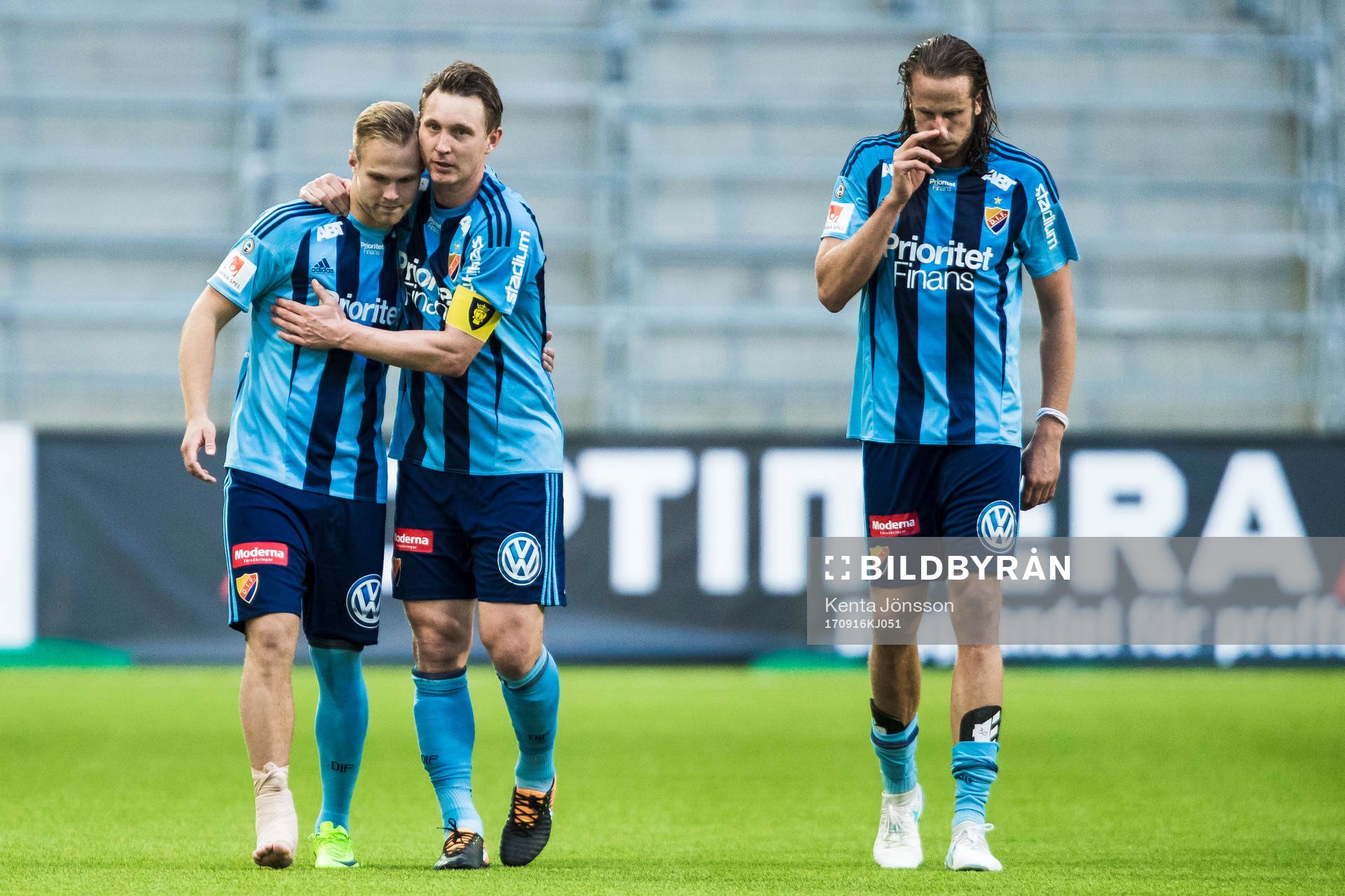 Djurgårdens Kim Källström omfamnar Gustav Engvall bredvid Jonas Olsson efter fotbollsmatchen i Allsvenskan mellan Djurgården och Örebro den 16 September 2017 i Stockholm.