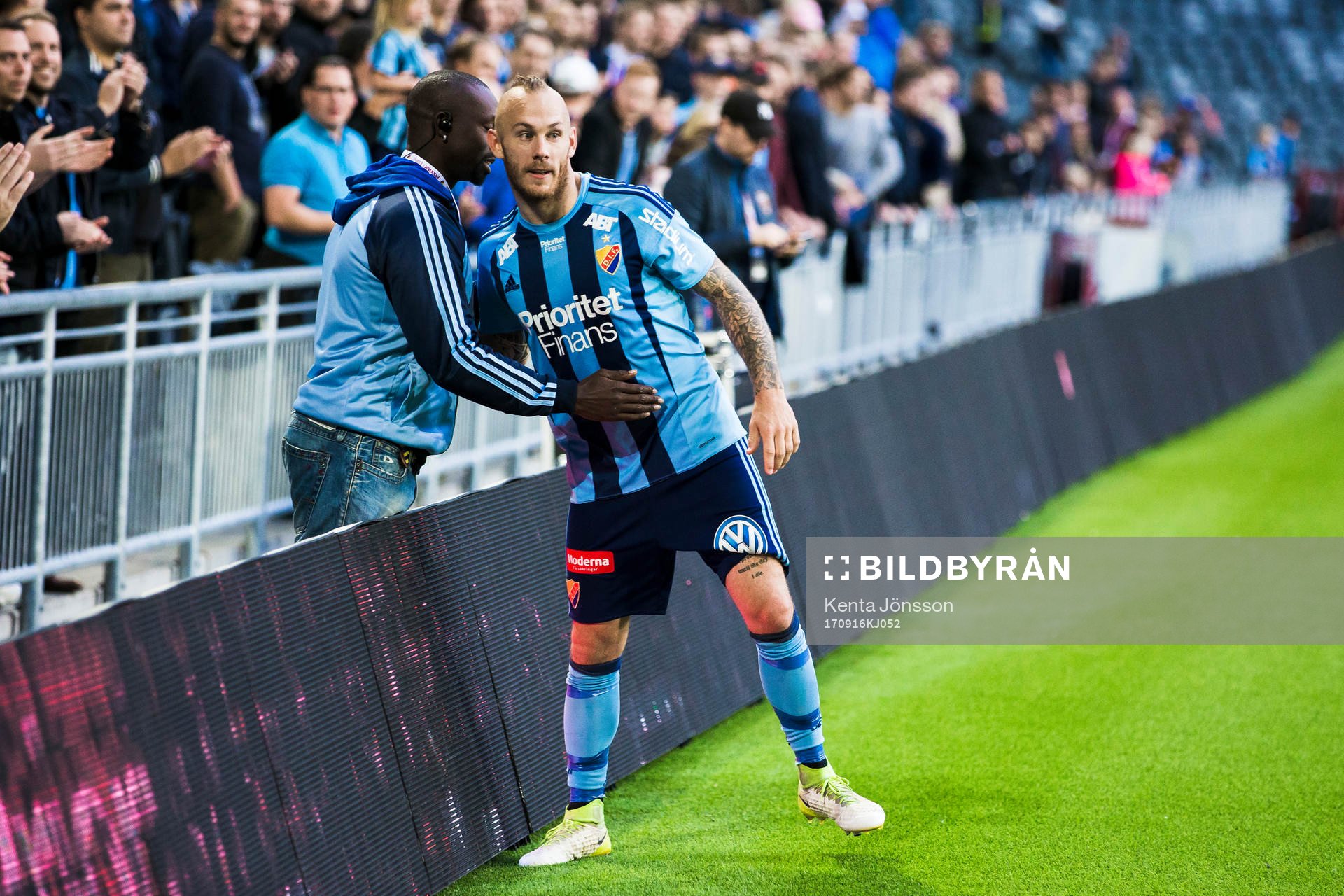 Djurgårdens Magnus Eriksson kramas om av publiken