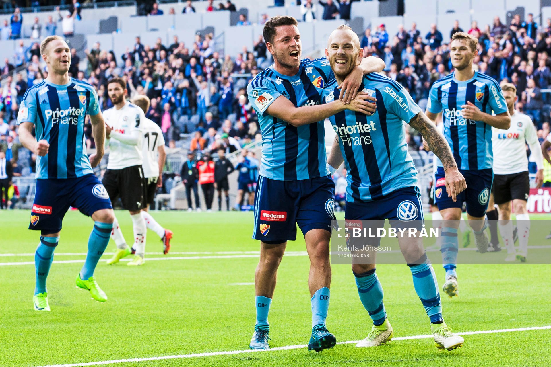 Djurgårdens Magnus Eriksson jublar med Kerim Mrabti