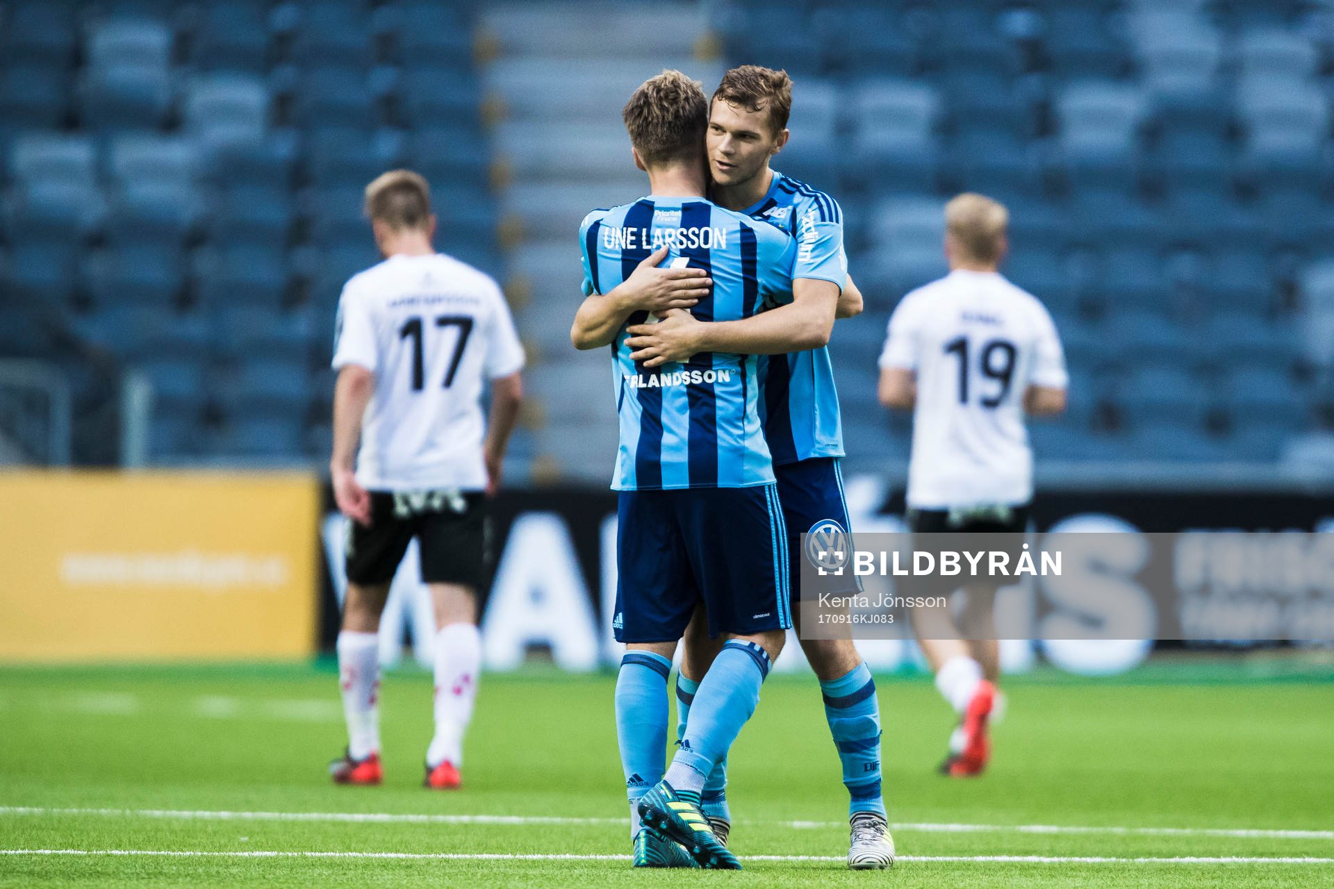 Djurgårdens Jesper Karlström omfamnar Jacob Une-Larsson