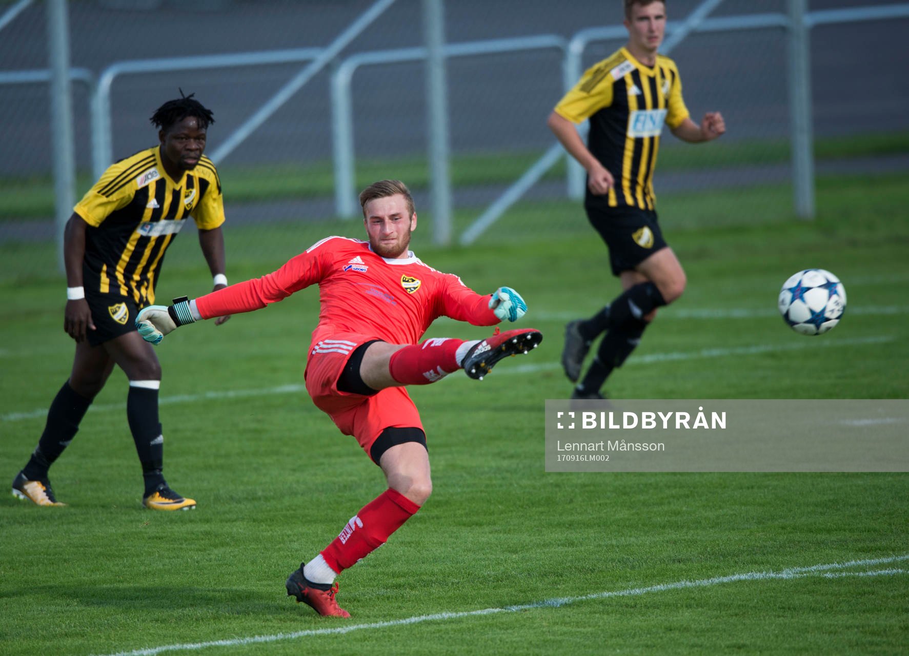 IFK Hässleholms  målvakt Alexander Nilsson sparkar ut