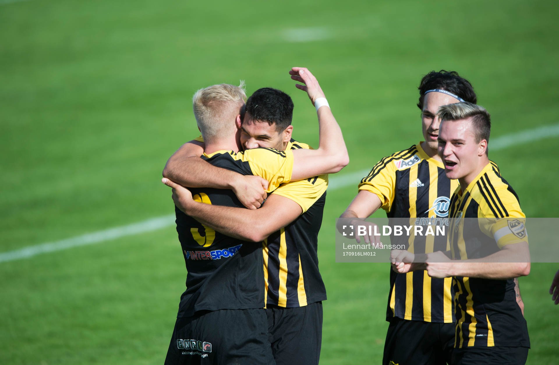 IFK Hässleholms Tommy Filipovic har gjort mål och grattas