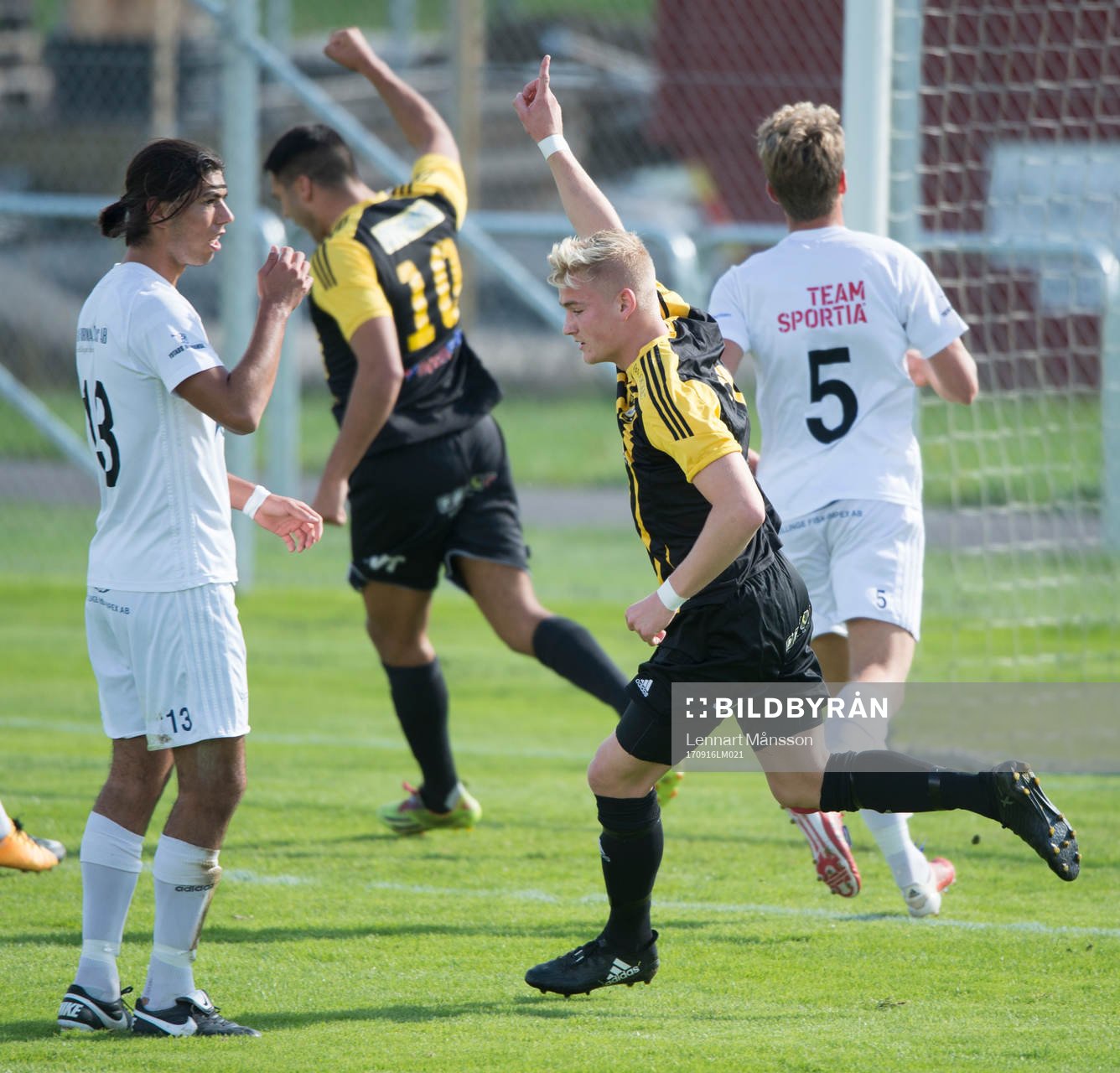 IFK Hässleholms  Linus Svensson har gjort 1-0 i matchen i
