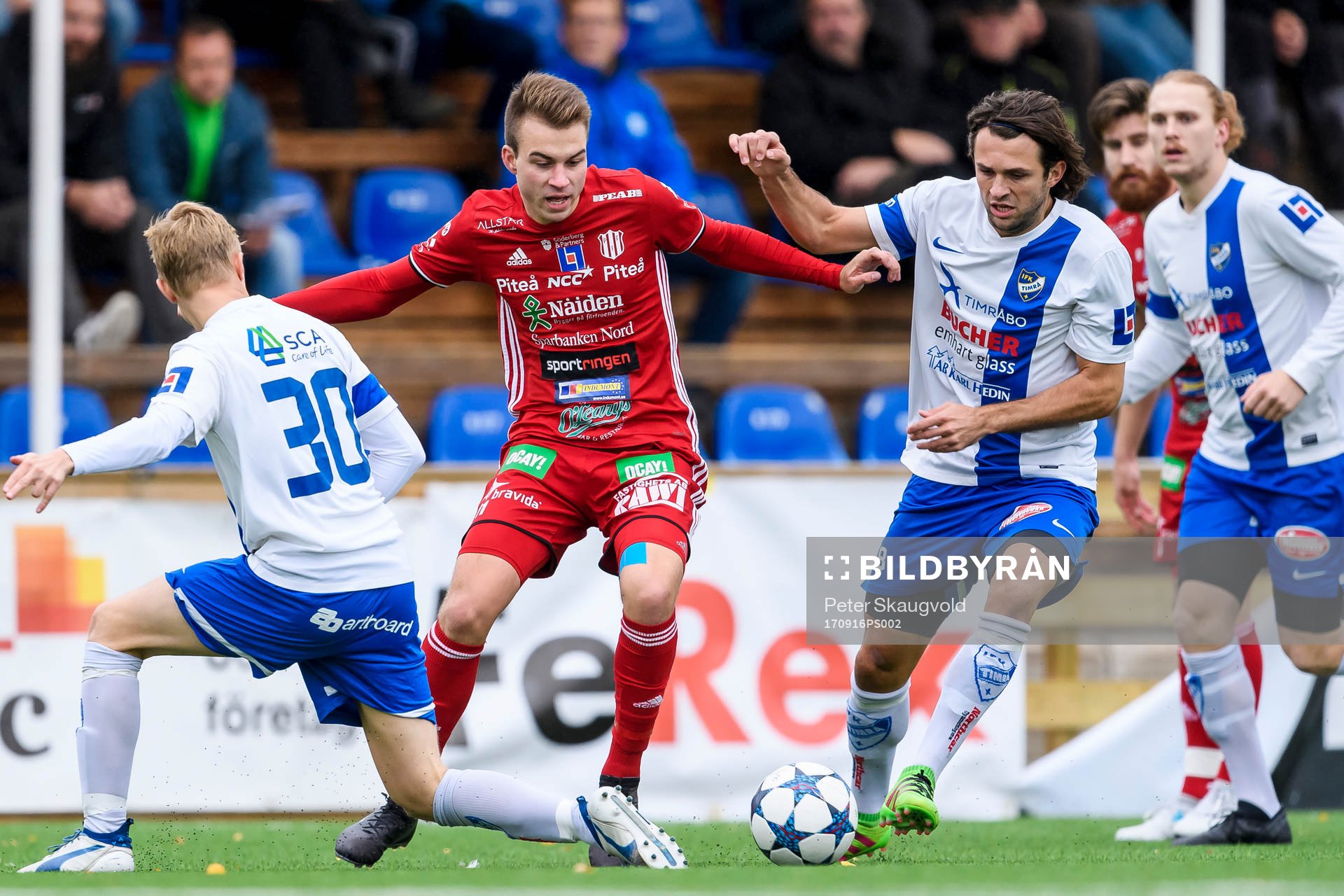 Piteås Alex Naylor omgiven av 3st Timråspelare