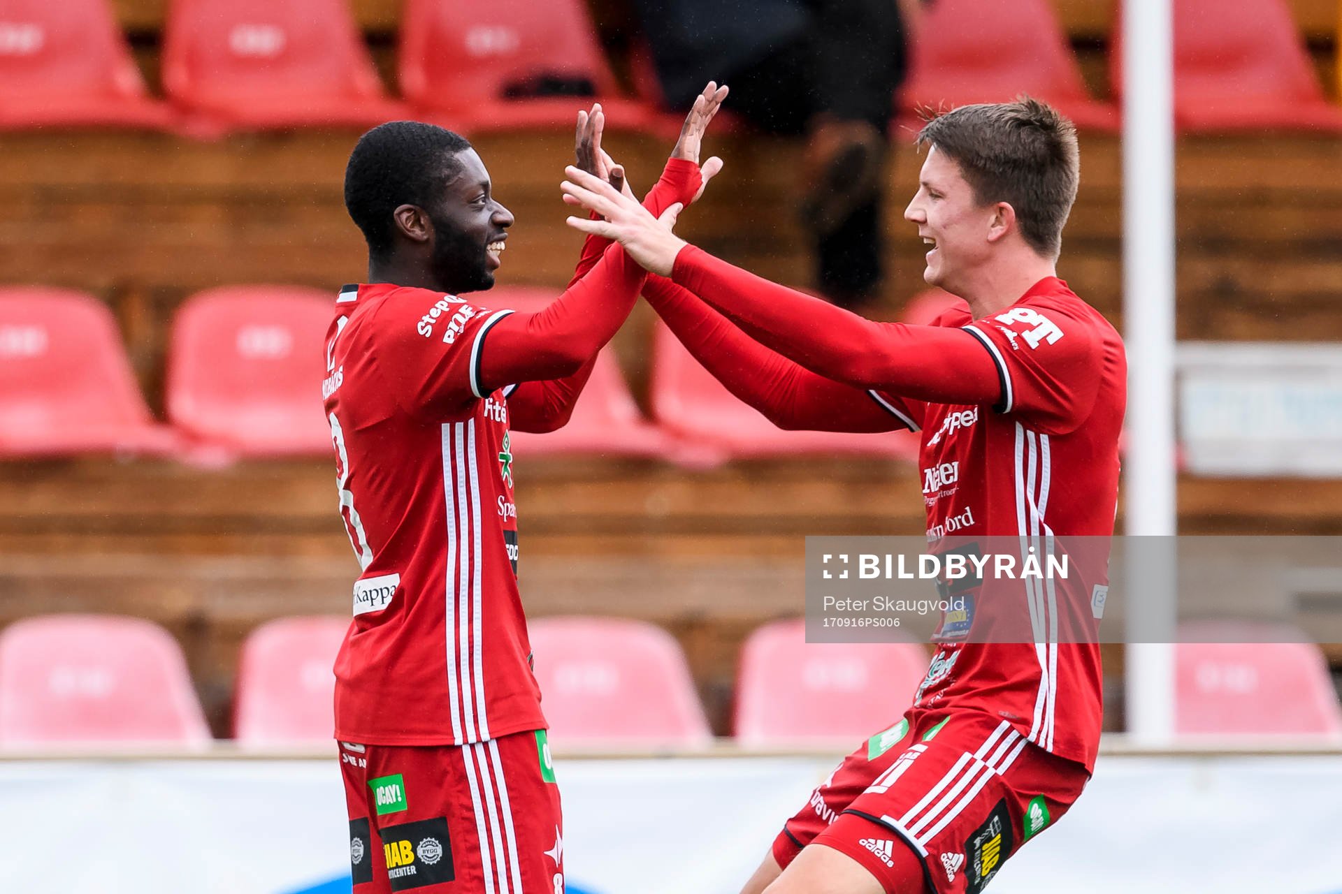Piteås Samuel Naiwo (v) jublar