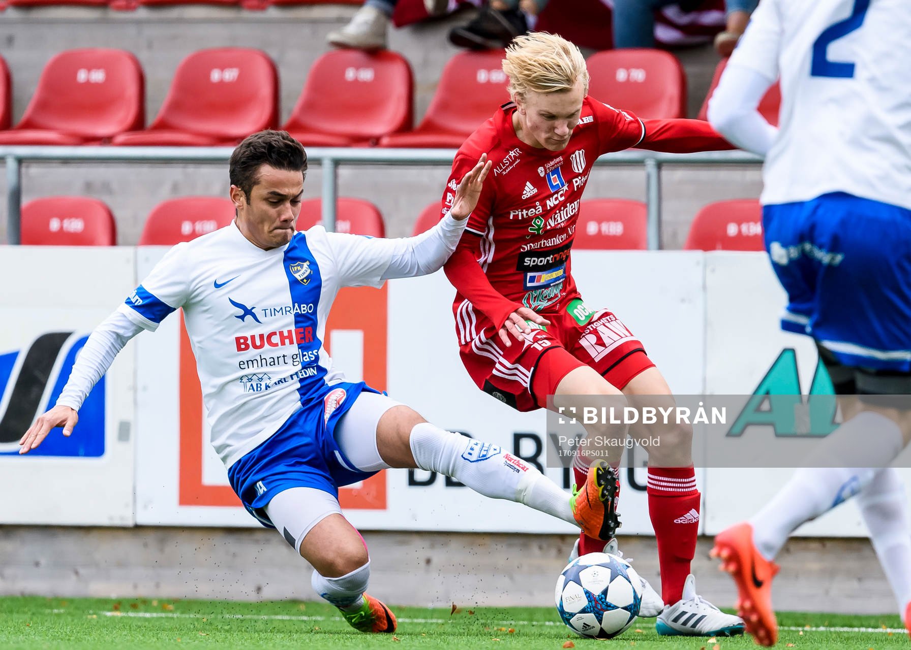 Timrås Cevin Dotson tacklar Piteås Johannes Lidström