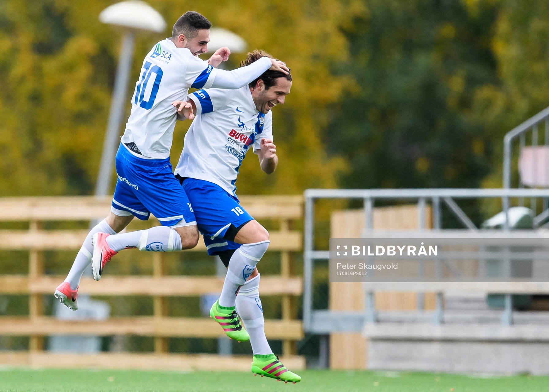 Timrås Mehmed Hafizovic (h) jublar tillsammans med Granit Buzuku (v) efter sitt 2-1 mål under fotbollsmatchen i Division 2 Norrland mellan Piteå och Timrå den 16 september 2017 i Piteå.