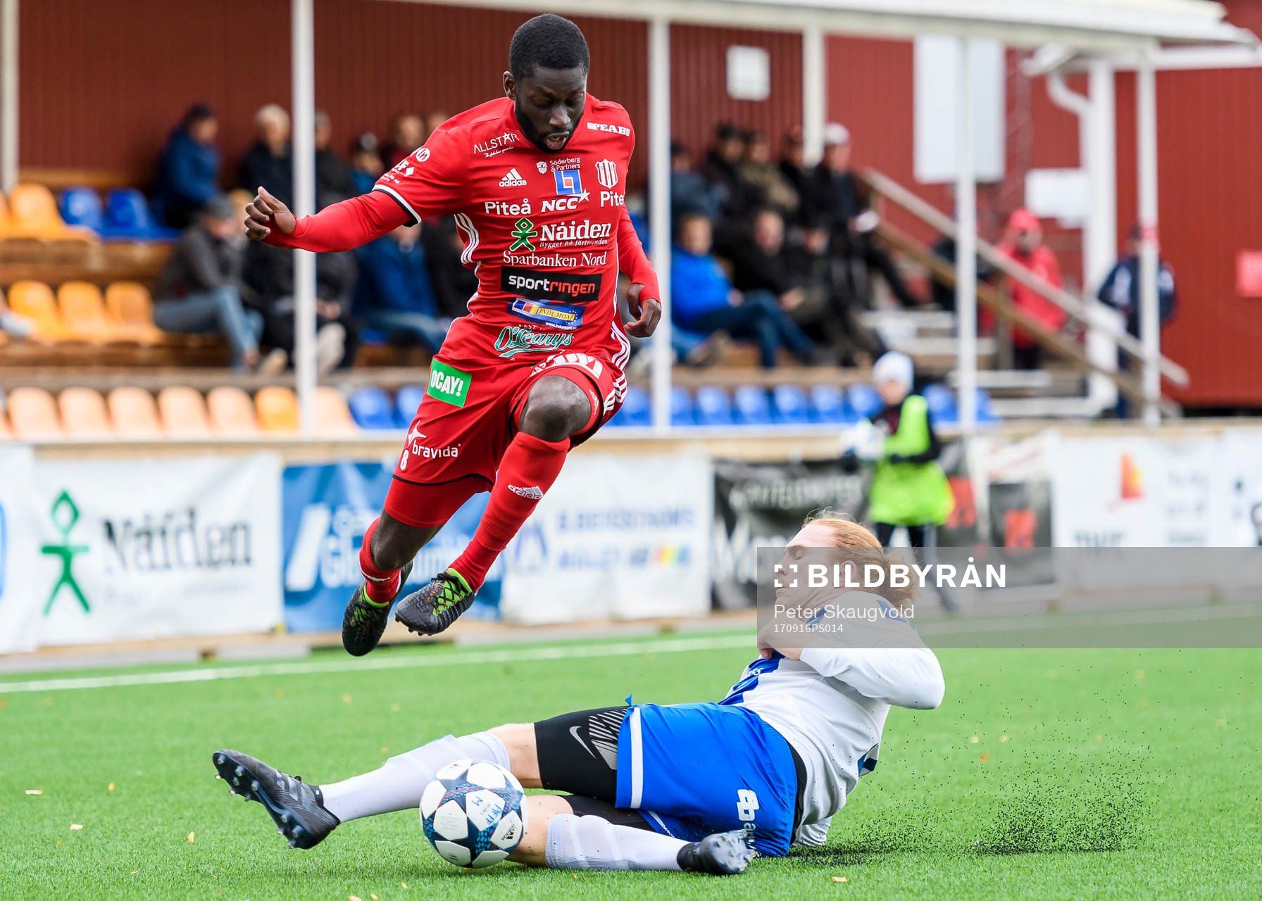 Timrås Stefan Grönlund tacklar Piteås Samuel Naiwo