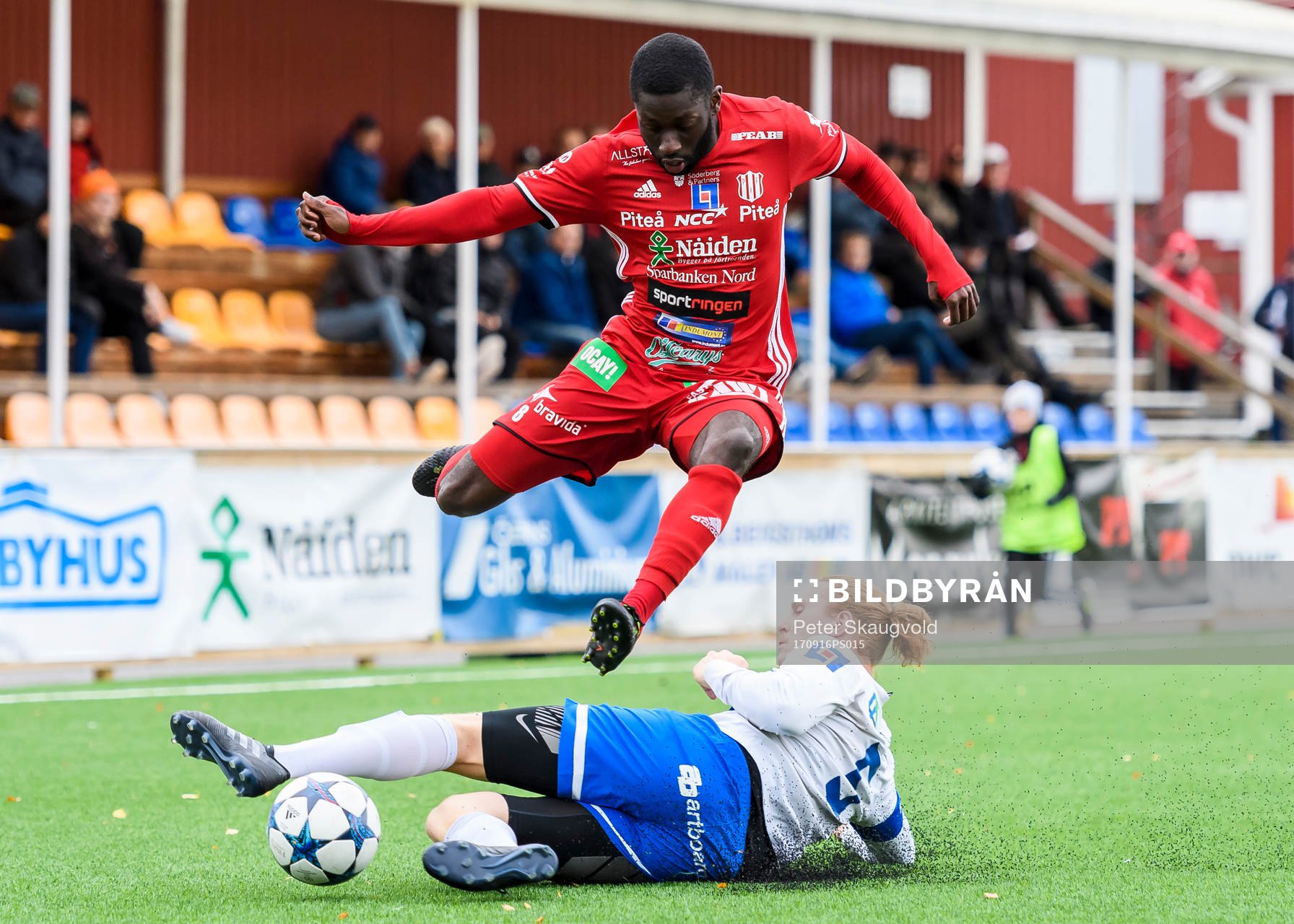 Timrås Stefan Grönlund tacklar Piteås Samuel Naiwo