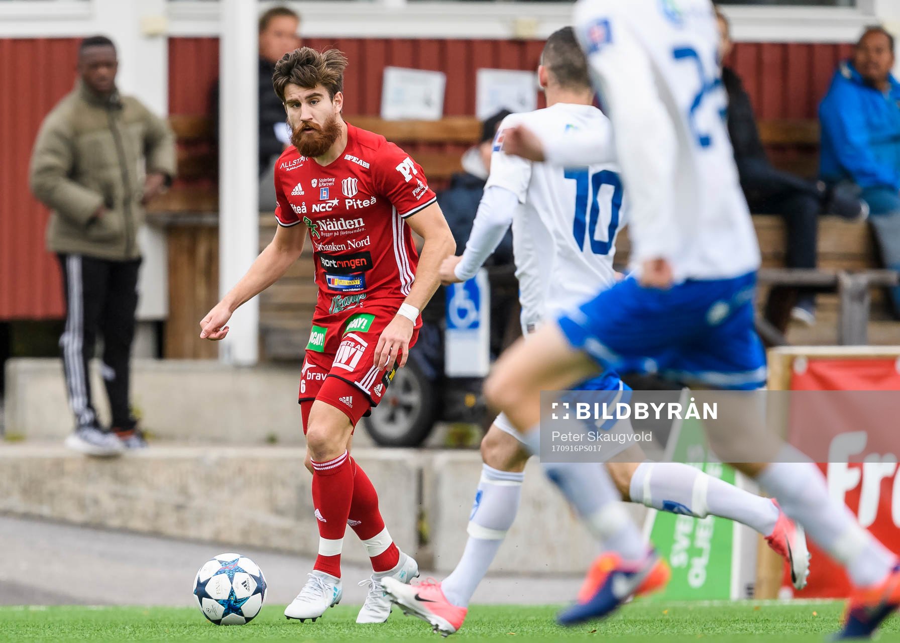 Piteås Joachim Olofsson med bollen