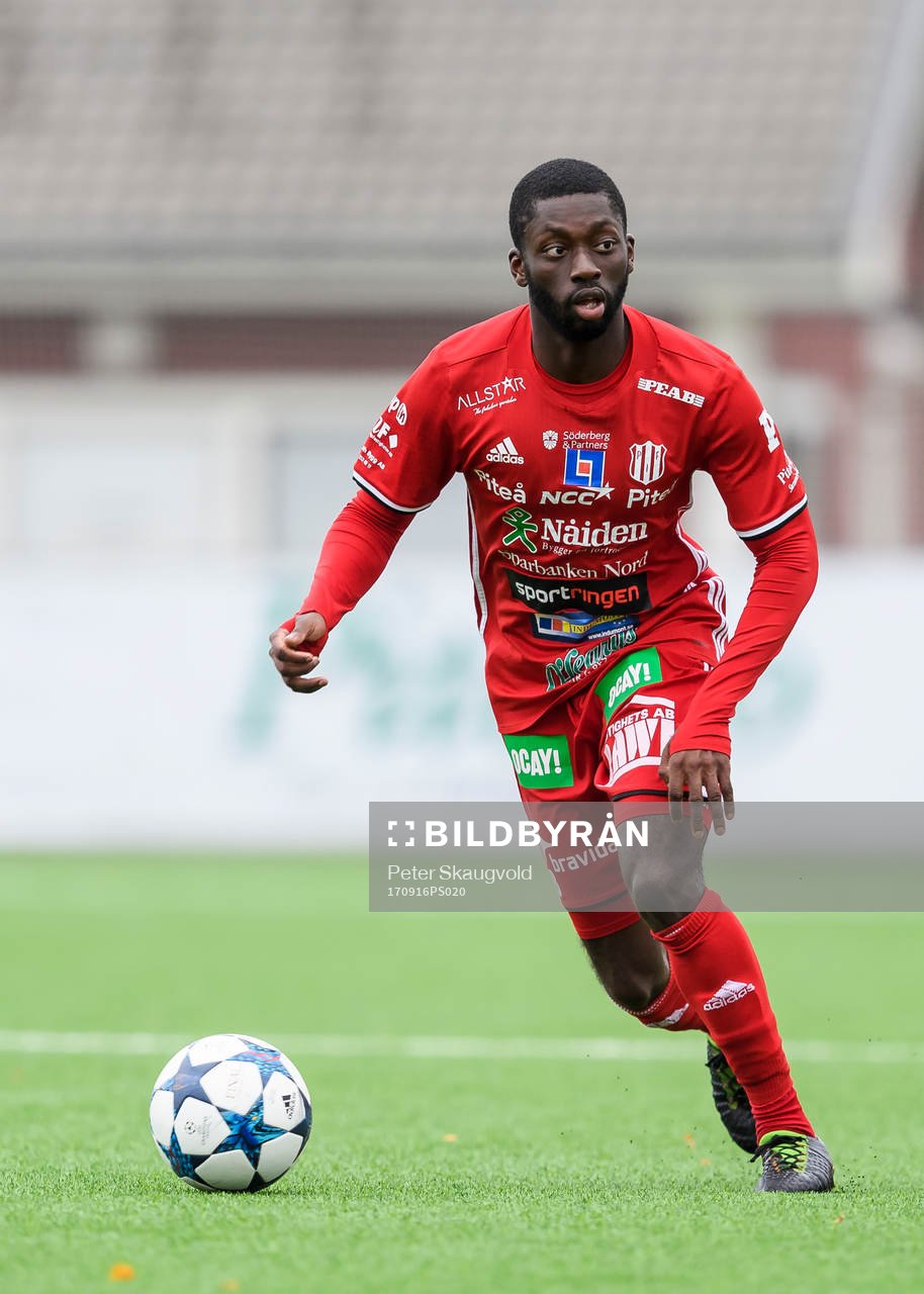 Piteås Samuel Naiwo med bollen