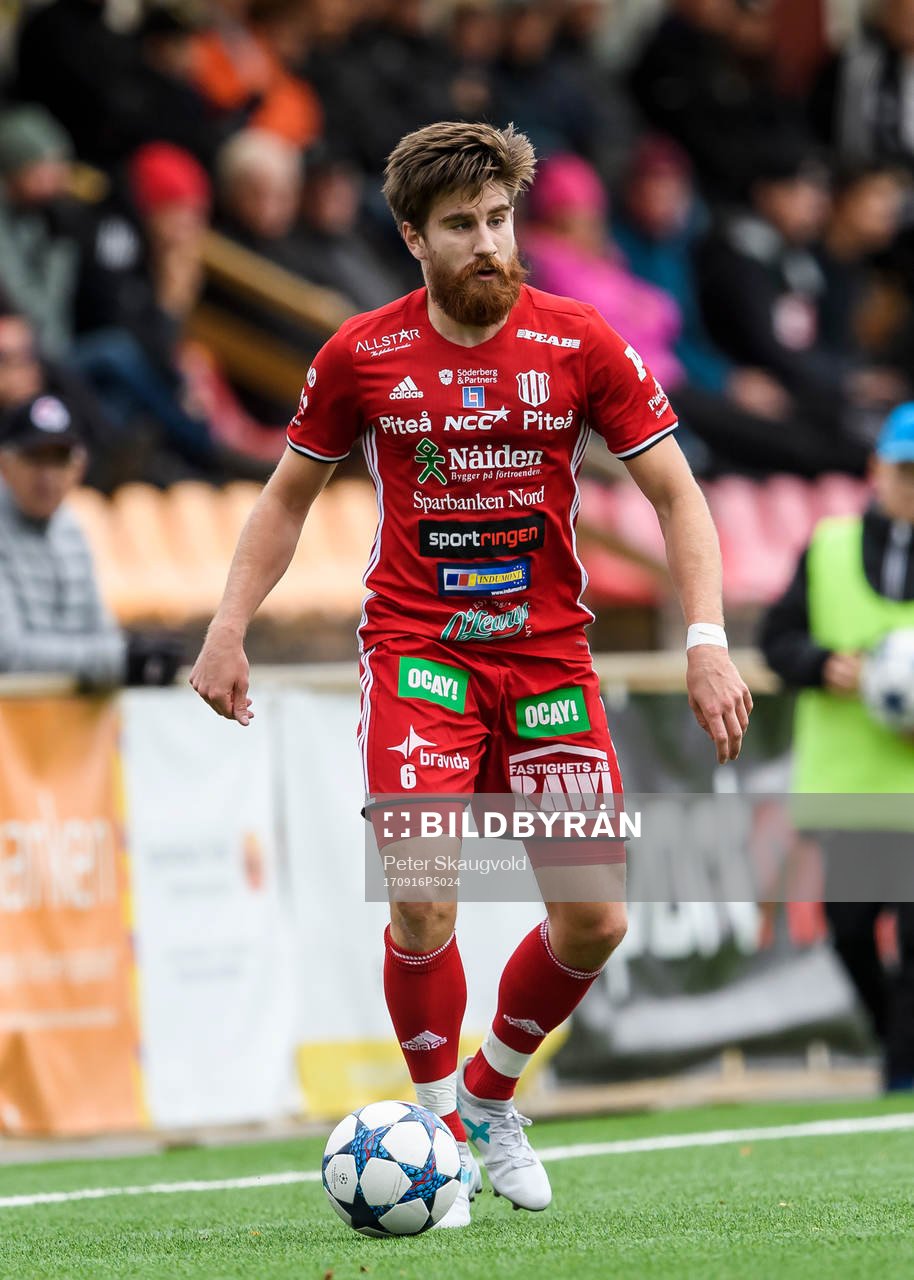 Piteås Joachim Olofsson med bollen