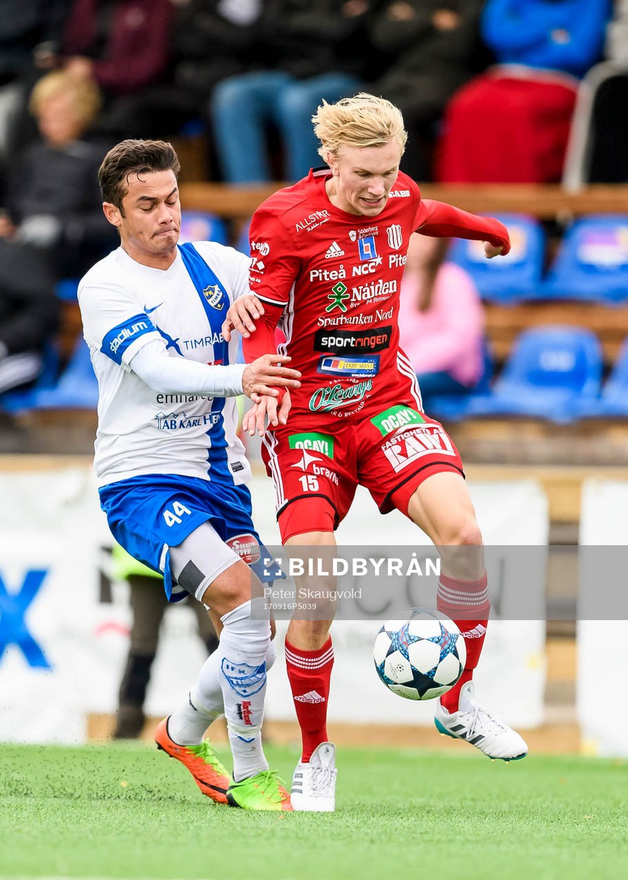 Piteås Johannes Lidström och Timrås Cevin Dotson under fotbollsmatchen i Division 2 Norrland mellan Piteå och Timrå den 16 september 2017 i Piteå.