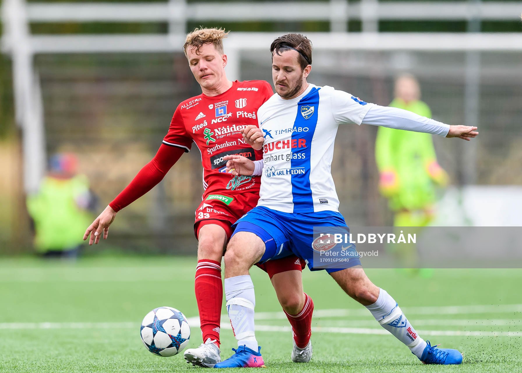 Piteås Robert Hammarstedt i kamp med Timrås Robin Bergman under fotbollsmatchen i Division 2 Norrland mellan Piteå och Timrå den 16 september 2017 i Piteå.